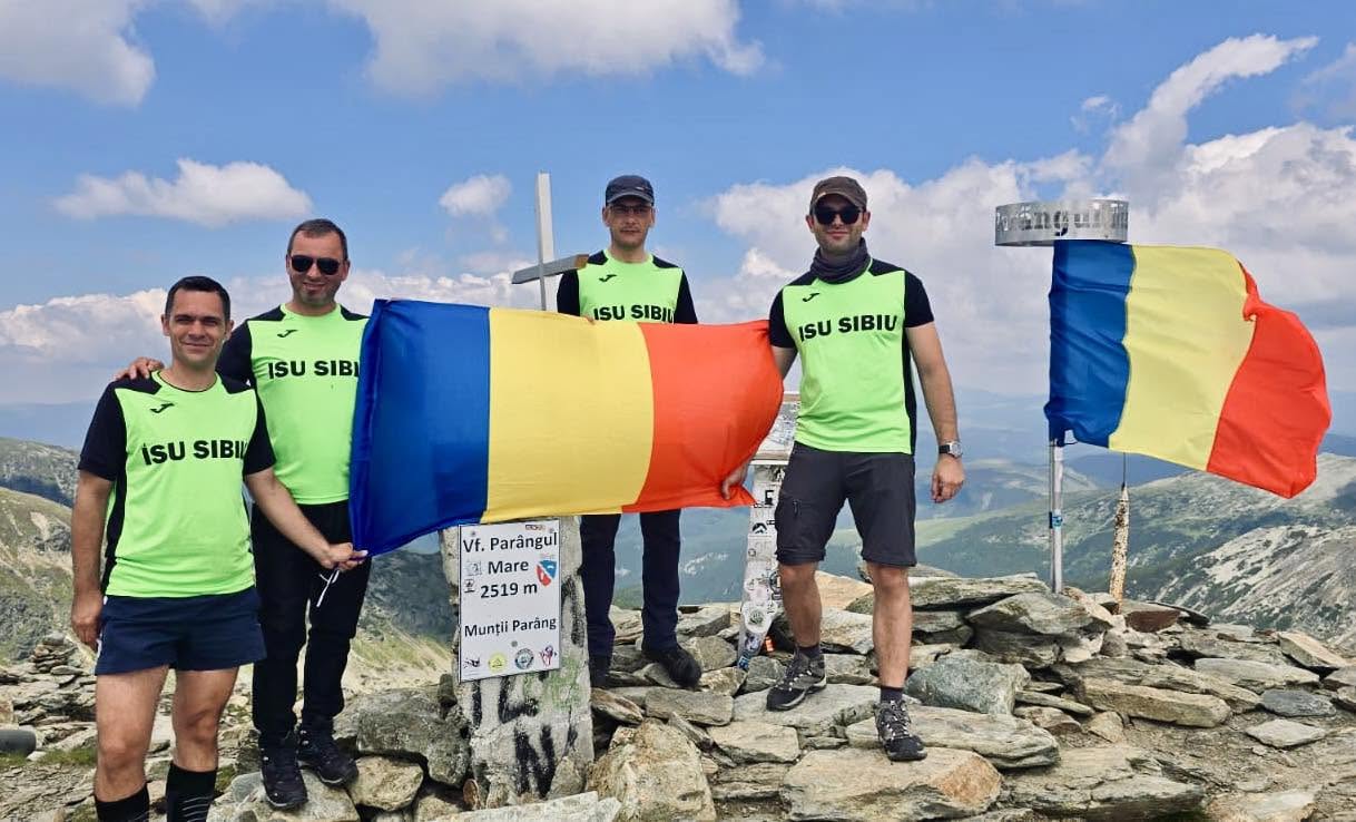 Pompierii sibieni au urcat cu Tricolorul pe unul dintre cele mai înalte vârfuri din România, de Ziua Drapelului Național