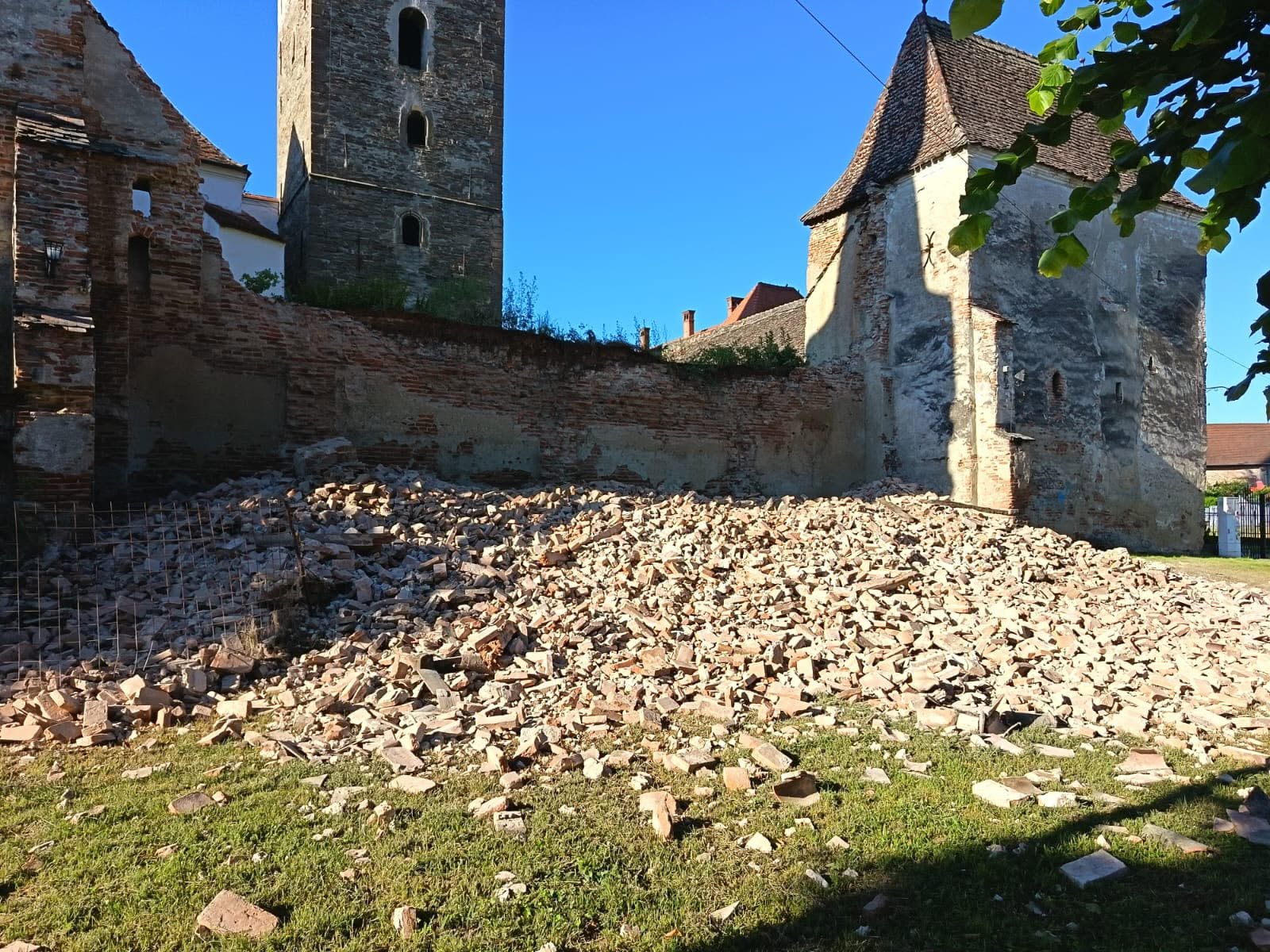 Moşna: Zidul de nord al Bisericii Fortificate s-a prăbuşit