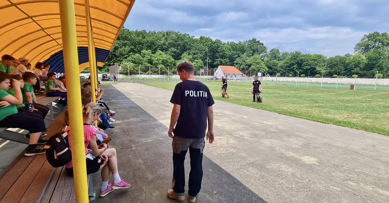 Elevi din Beiuș, în vizită la Centrul Chinologic Sibiu. Au descoperit cum sunt pregătiți câinii polițiști