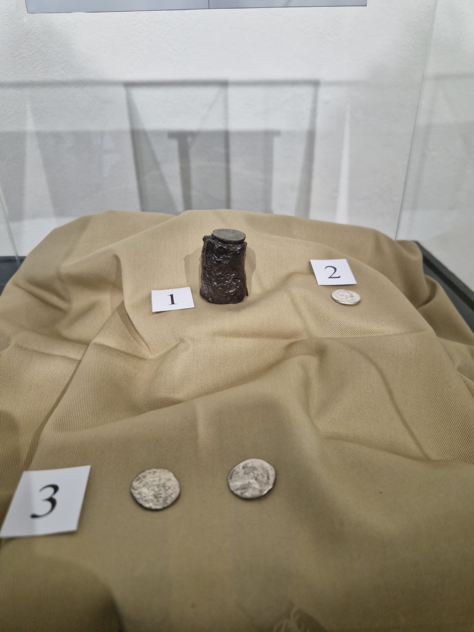 O ștanță veche de peste 2.000 de ani, descoperită la Tilișca, poate fi văzută la Muzeul de Istorie. Cercetător: „Dovedește că dacii cunoșteau foarte bine sistemul monetar roman”