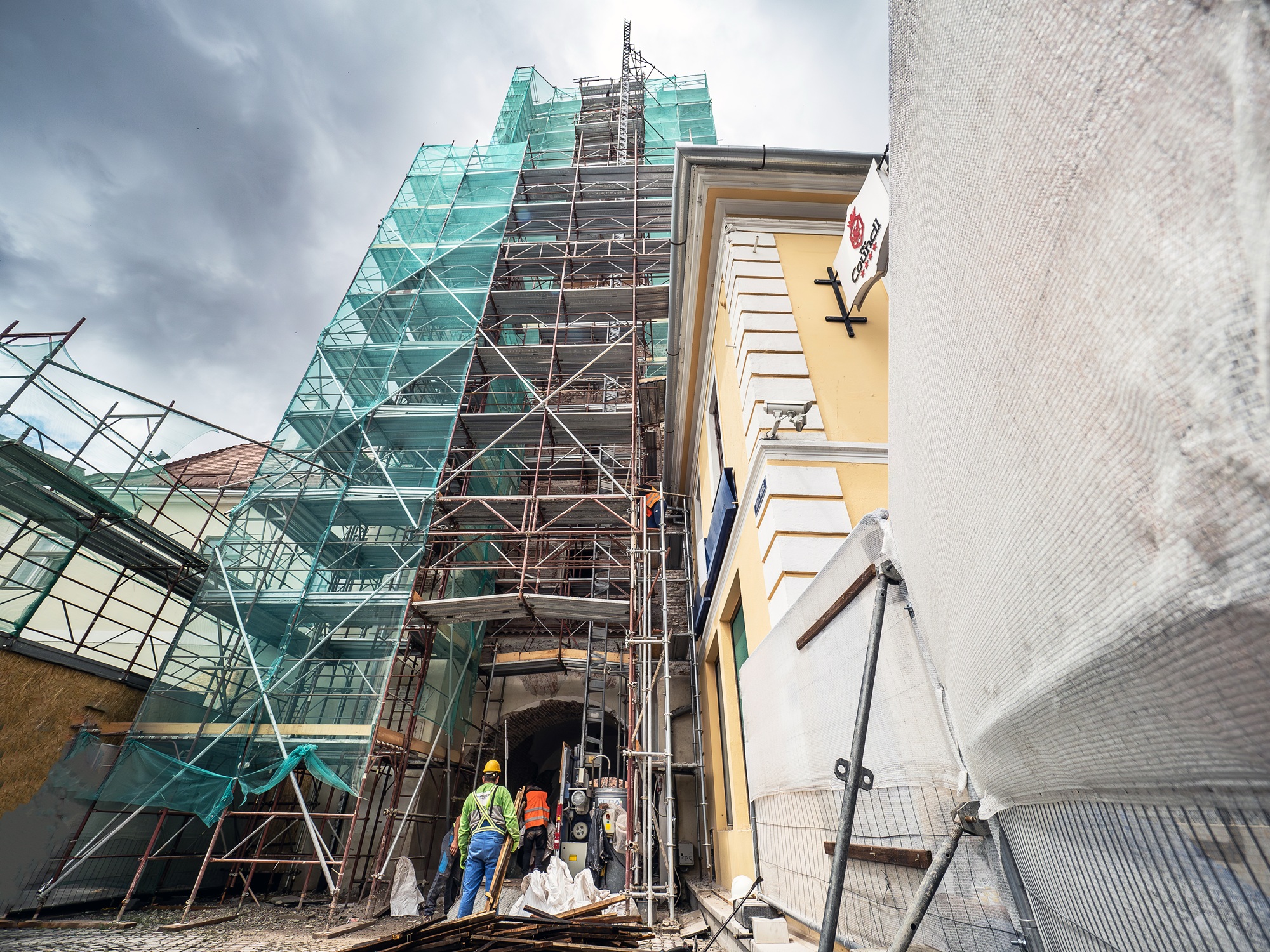 Restaurarea Turnului Sfatului a ajuns la 15%. Constructorul: „Cimentul folosit în trecut transforma cărămizile în nisip”