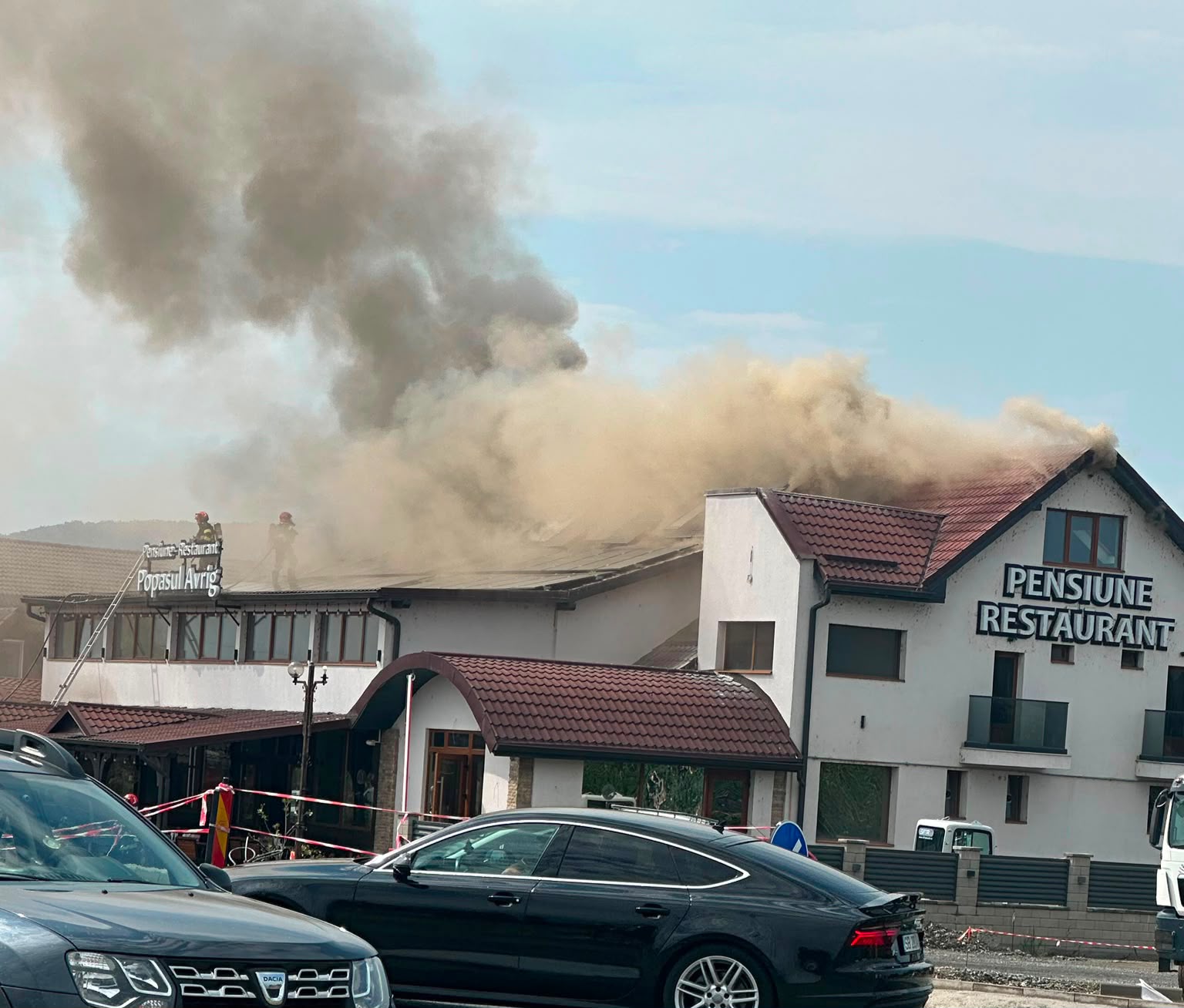 Incendiu la Popasul Avrig. ISU Sibiu intervine cu mai multe autospeciale