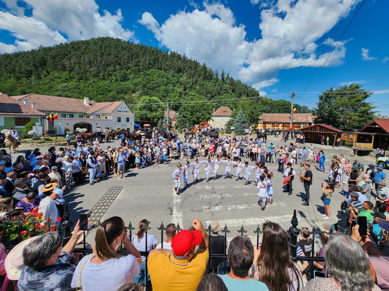 GURA RÂULUI: Festivalul „Bujorul de Munte”, cel mai de preţ dar al comunităţii