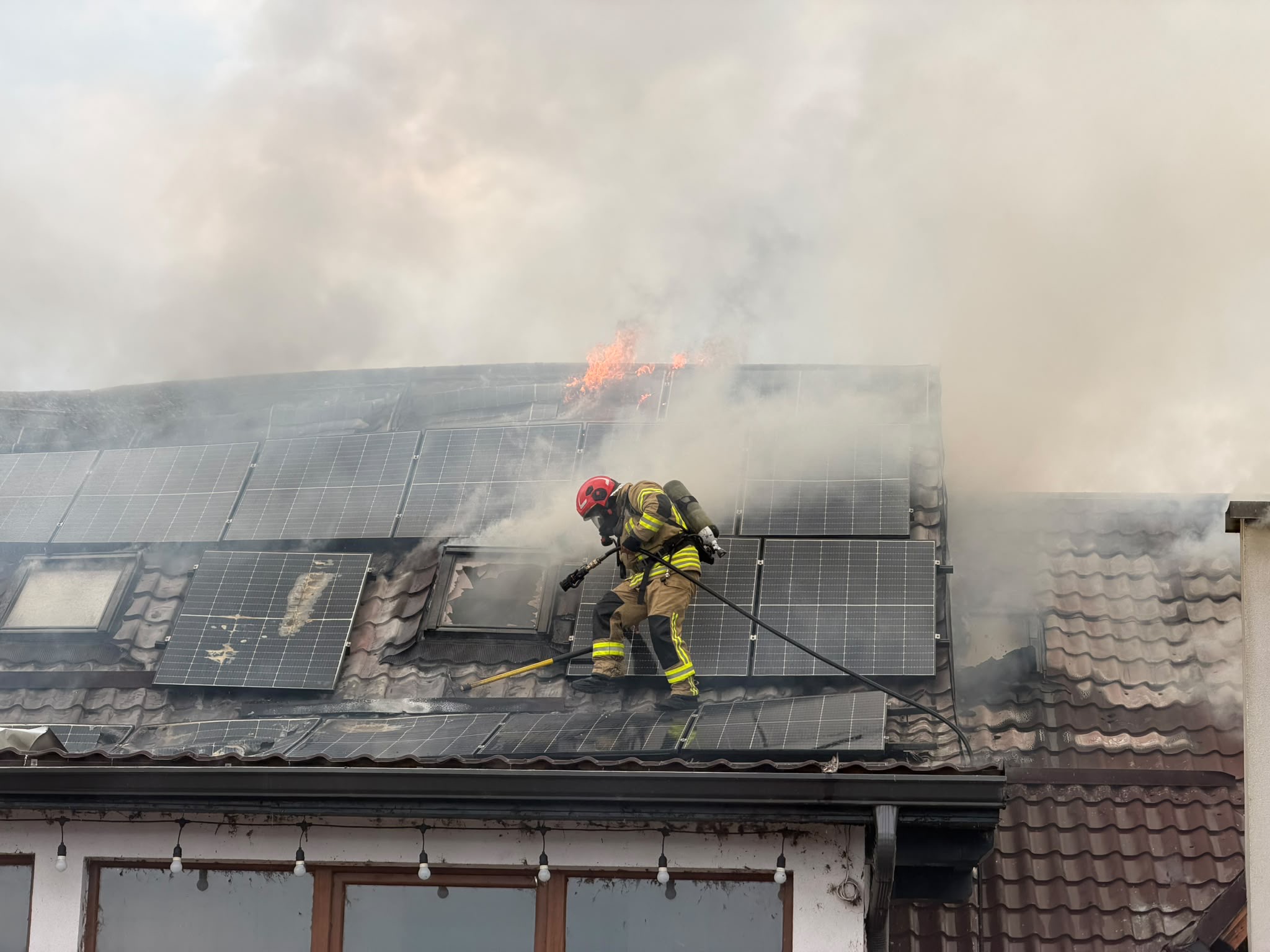 Peste șapte ore de luptă cu flăcările la Popasul Avrig. Două clădiri au fost salvate de pompieri