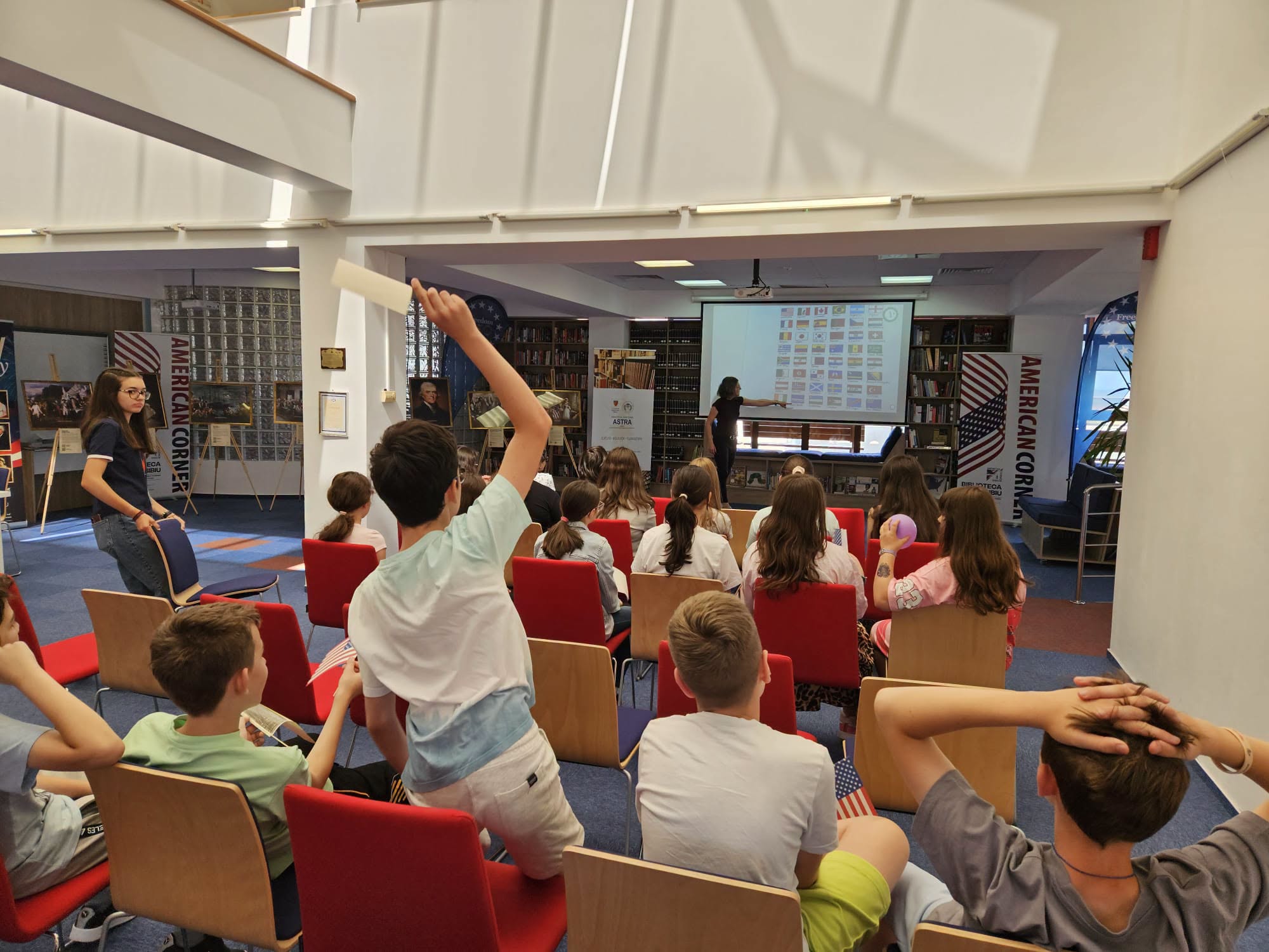 Tabără de vară la American Corner Sibiu. Tinerii sunt invitați să descopere istoria și valorile democratice ale Statelor Unite