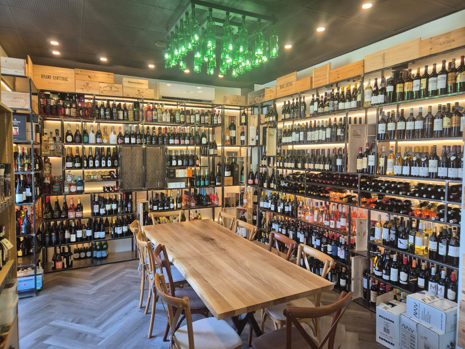 Constructor de profesie, dar explorator gastronomic din pasiune. Fondatorul Cămara Europei transformă o băcănie într-un loc unde oamenii vin pentru un pahar de vin, o conversație și arome din vacanță