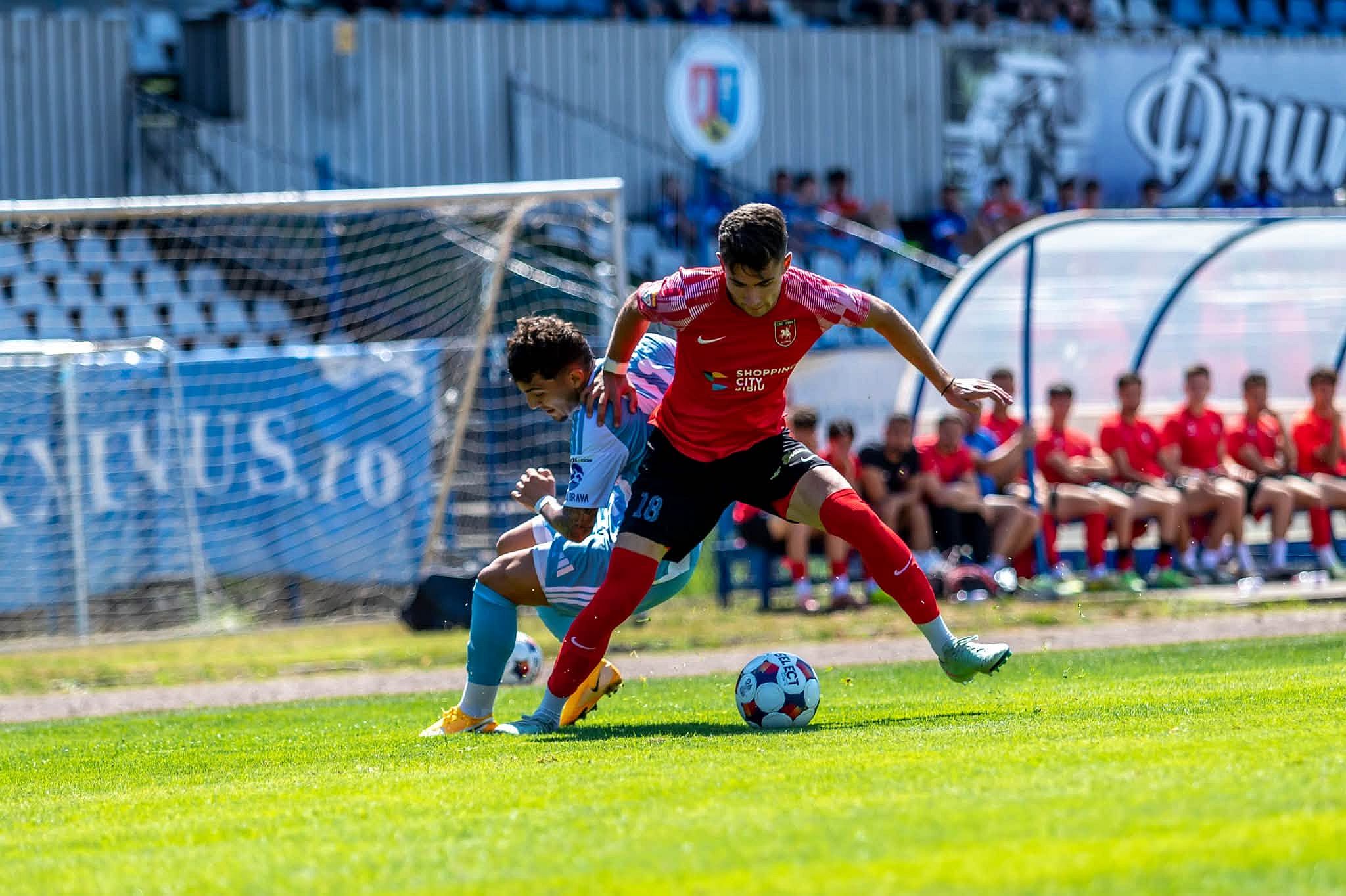 “Călăreţii roşii”, puşi pe fugă de “corbi”. Înfrângere cu scor de neprezentare a Şelimbărului pe terenul unei echipe nou-promovate în Superligă