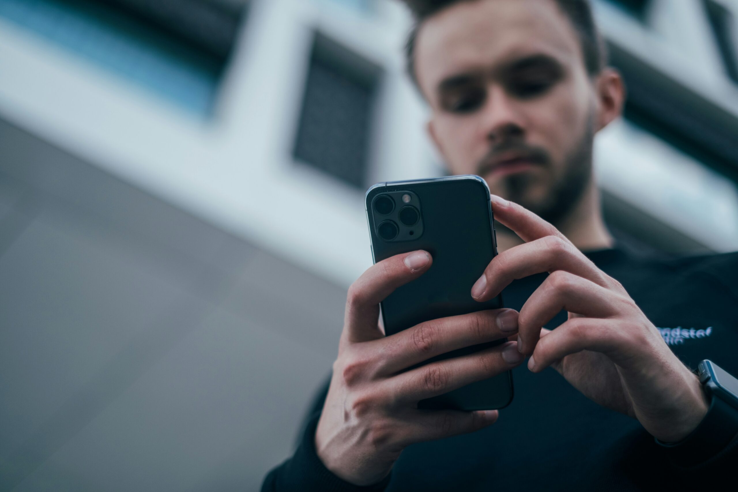 Cum îți iei un telefon premium la jumătate de preț? Ghidul dispozitivelor recondiționate 