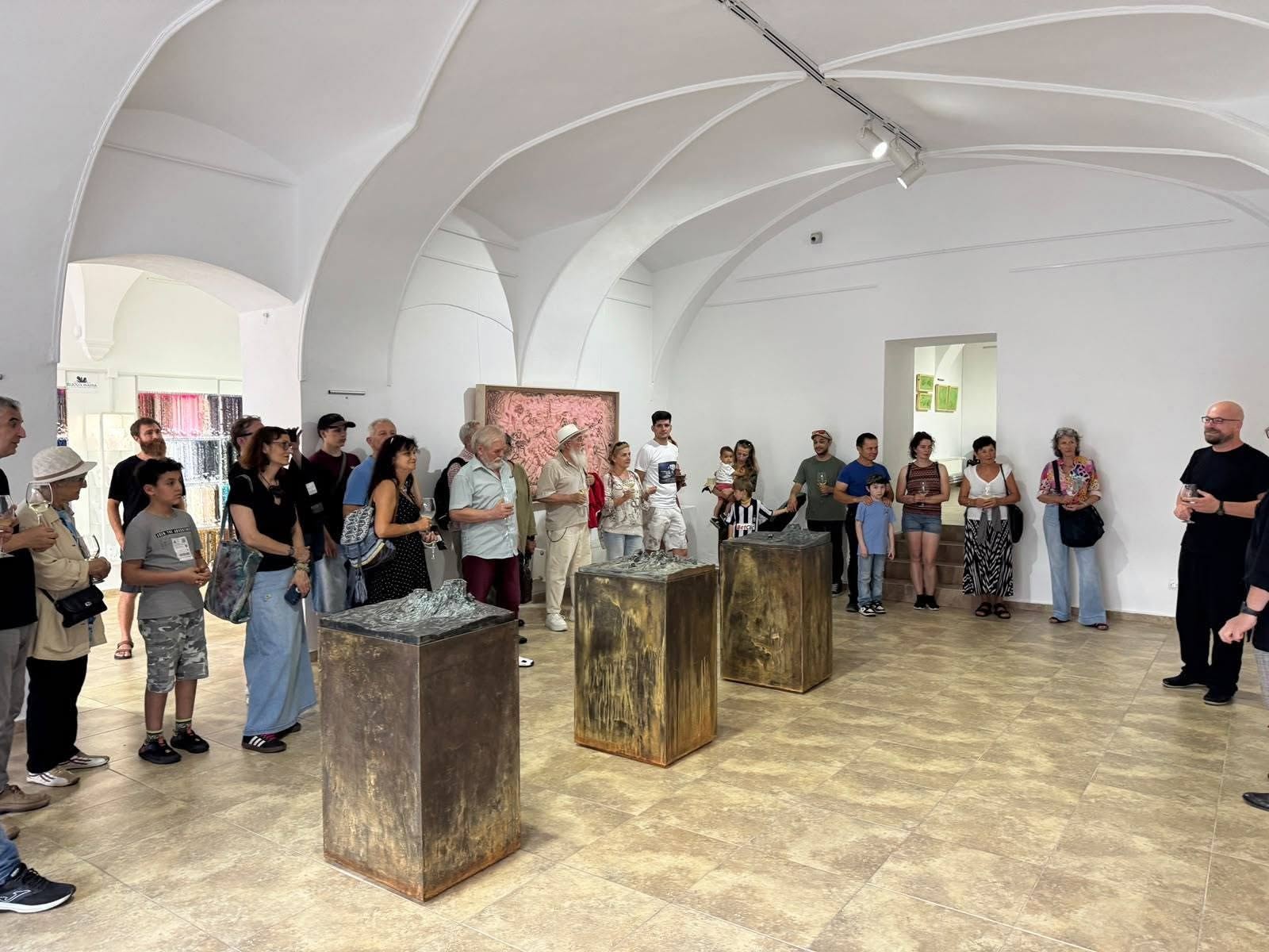 Artistul Florin Marin expune la Sibiu, într-o expoziție dedicată memoriei și transformării materiei