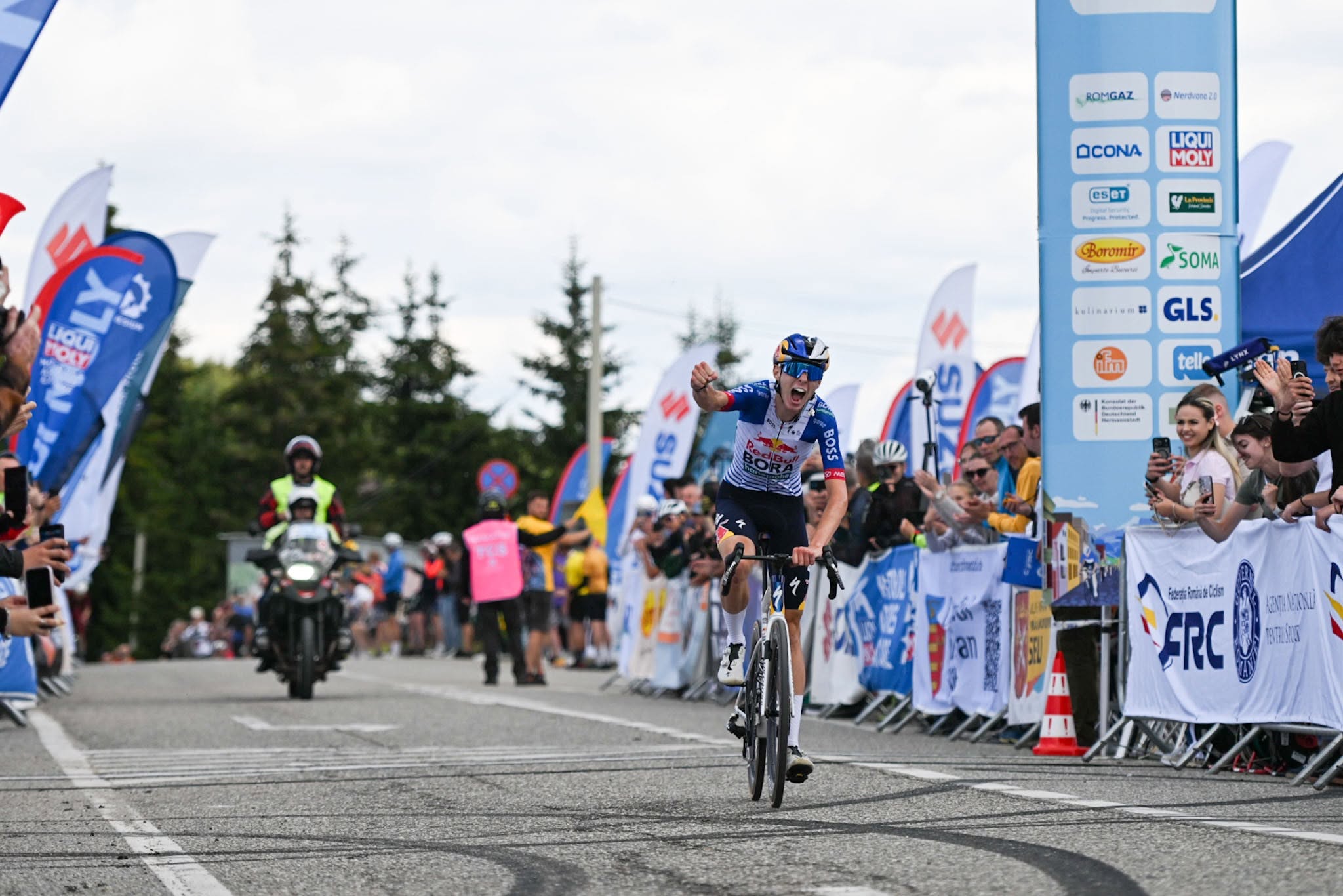 Lorenzo Finn (Red Bull BORA-hansgrohe) trece în stil de mare campion linia de sosire de la Păltiniş Arena şi preia tricoul galben în Turul Ciclist al Sibiului