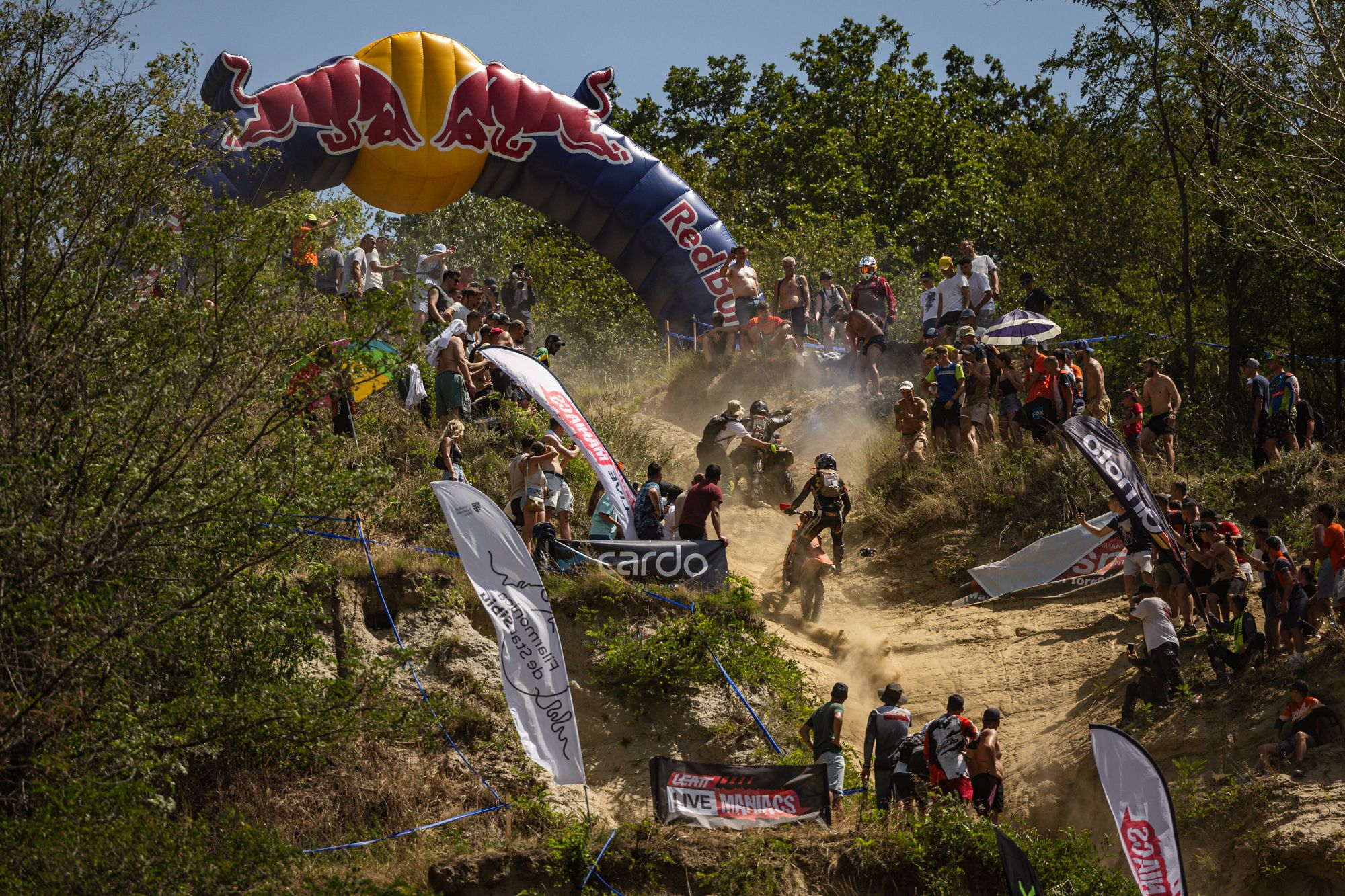 Concurenți din 58 de națiuni vin la Red Bull Romaniacs 2026. Trei campioni mondiali din alte sporturi la start