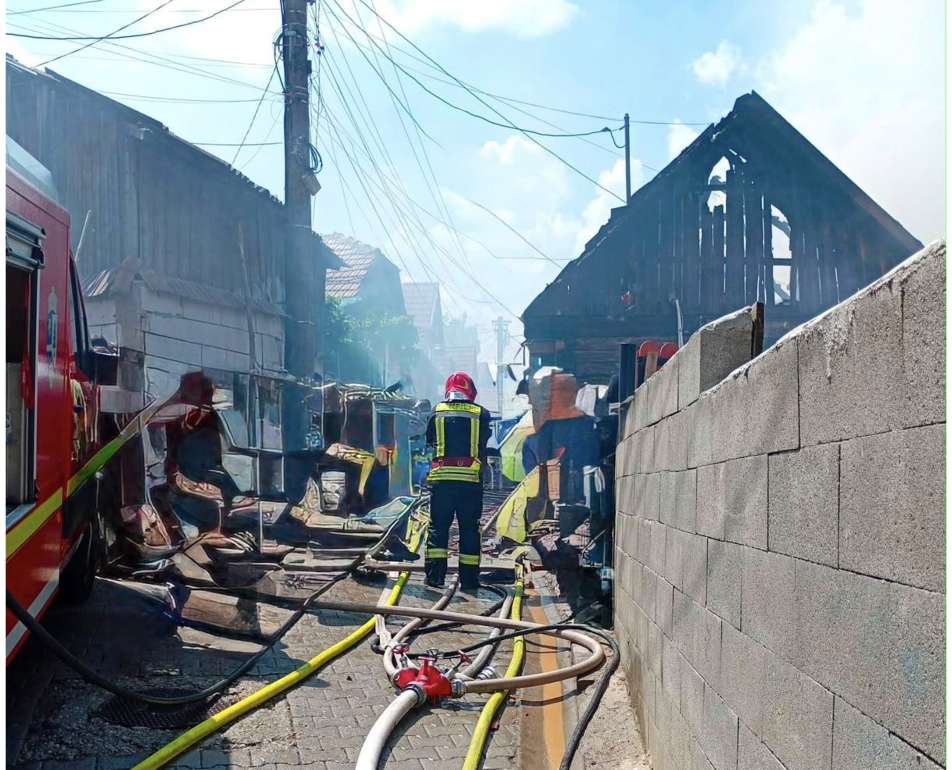 Incendiu puternic la Gura Râului. O casă și o anexă au fost distruse de flăcări