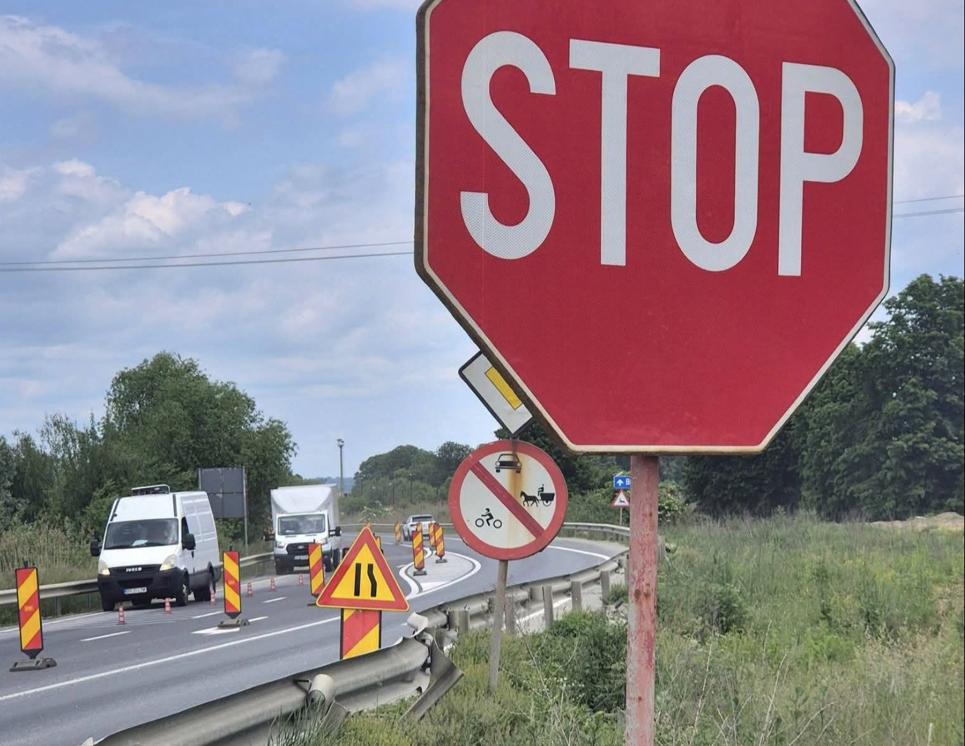 Trafic restricționat vineri la intrarea în Avrig. Se amenajează un sens giratoriu