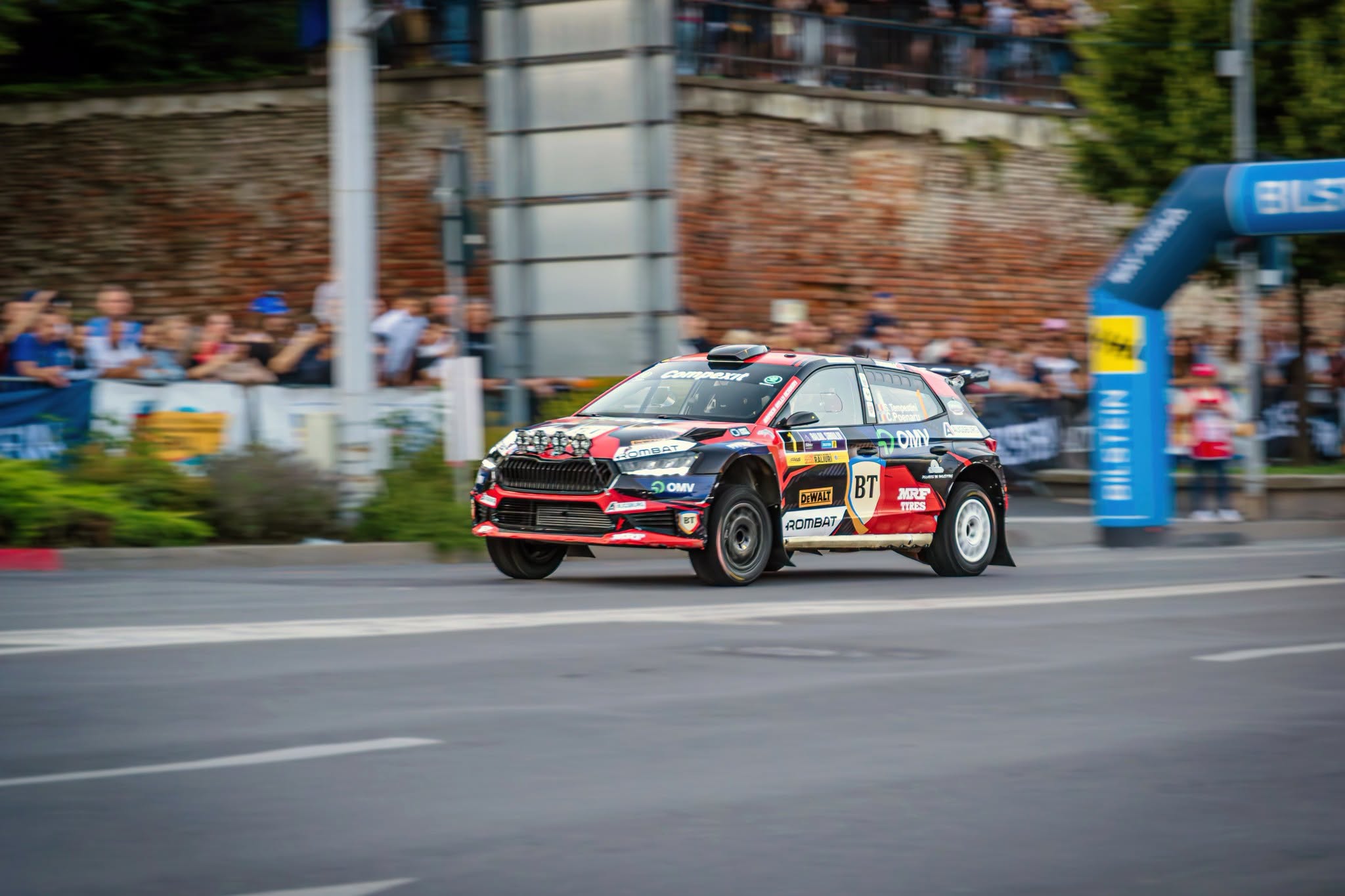 Show de clasă în centrul oraşului. Simone Tempestini câştigă ”superspeciala”, proba de debut în Raliul Sibiului Bilstein