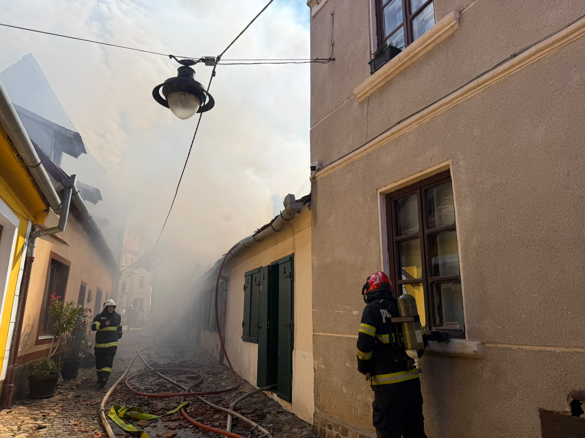 O femeie de 71 de ani, intoxicată cu fum în urma incendiului din Piața Aurarilor