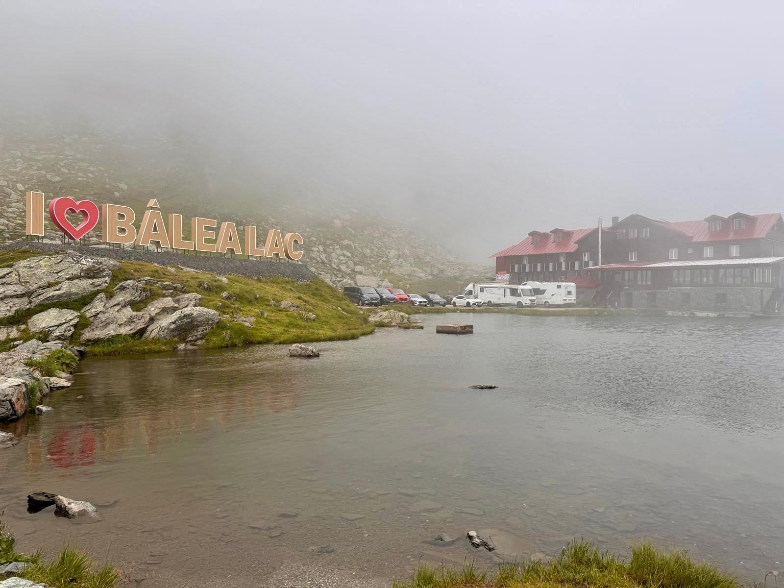 „I love Bâlea Lac” – apariție pe malul apei