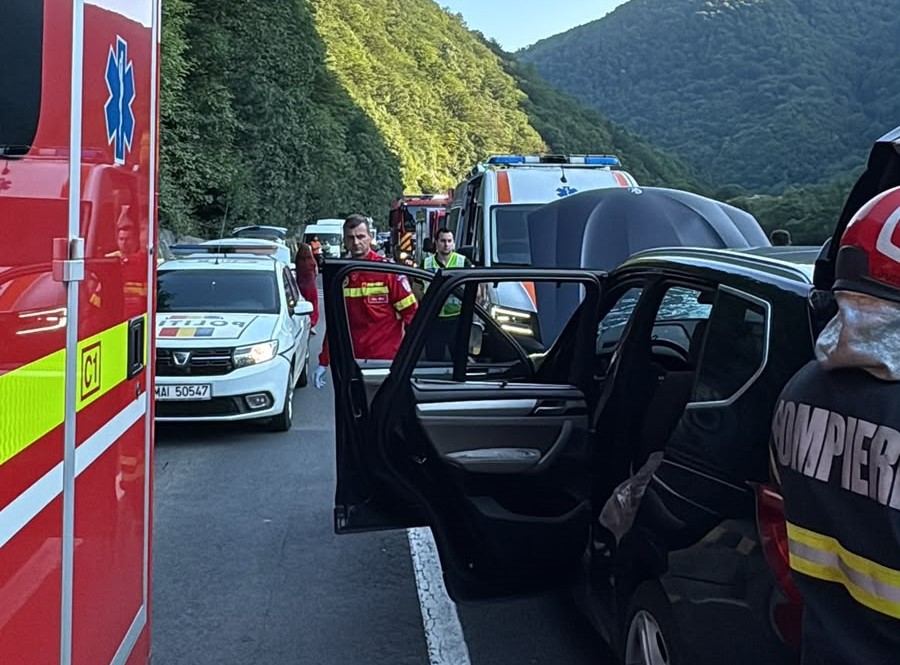 Un bărbat a murit, după ce un bolovan a căzut peste o mașină pe Valea Oltului. Traficul pe DN 7 este blocat