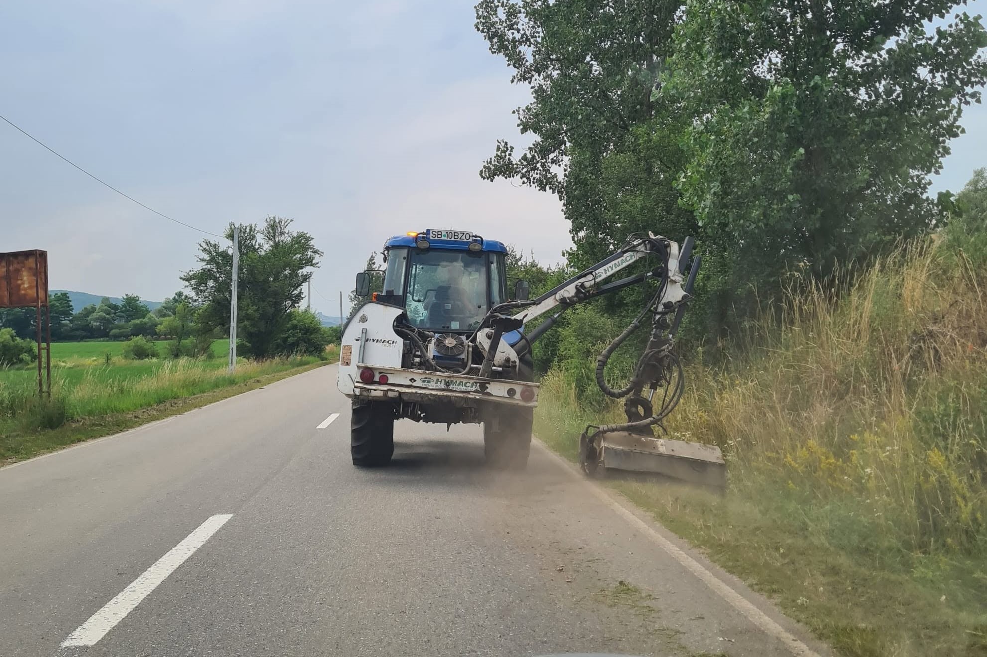 Drumarii intervin în această săptămână pe mai multe șosele din județ. Sunt programate cosiri, plombări și refacerea marcajelor rutiere