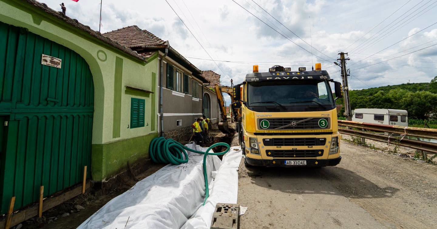 Modernizarea unui drum județean va rezolva o problemă veche pentru 37 de familii din Gusu. Infiltrațiile cu apă vor fi eliminate printr-un sistem de drenaj