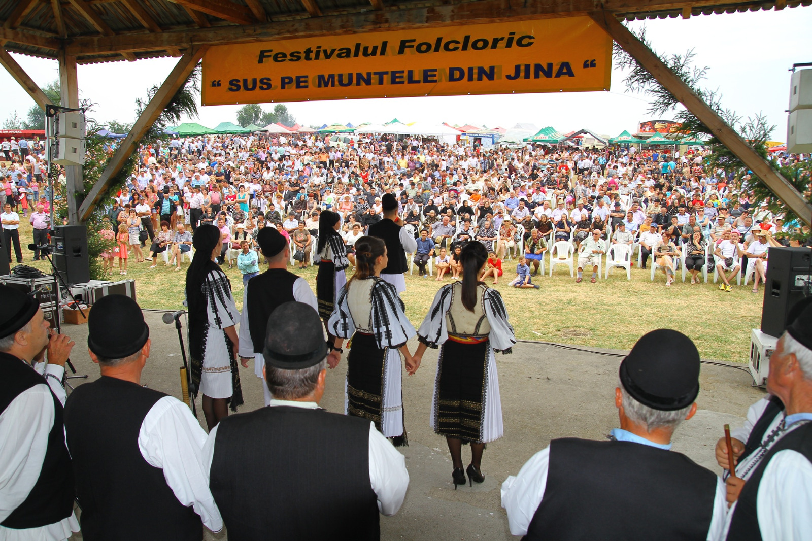 JINA: În week-end, toată lumea participă la Festivalul „Sus pe muntele din Jina”, cel mai vechi festival din judeţ
