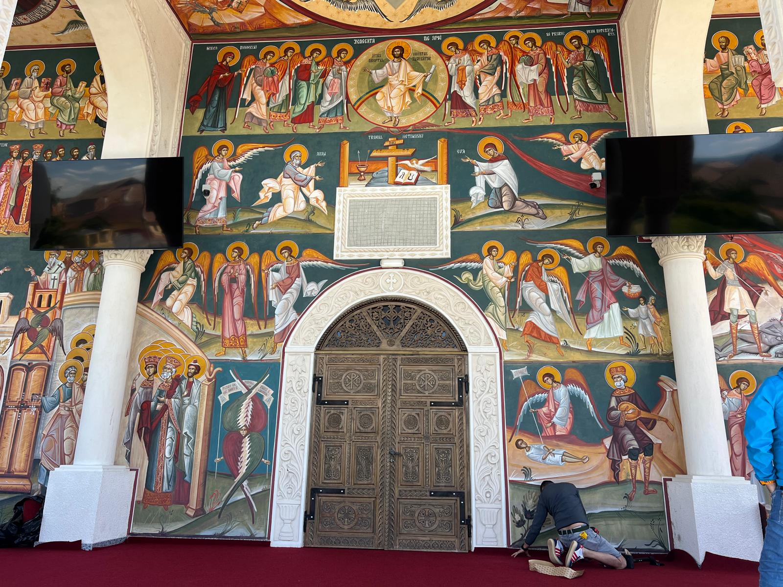 Lucrări de pictură la biserica cu hramul „Învierea Domnului” din Terezian