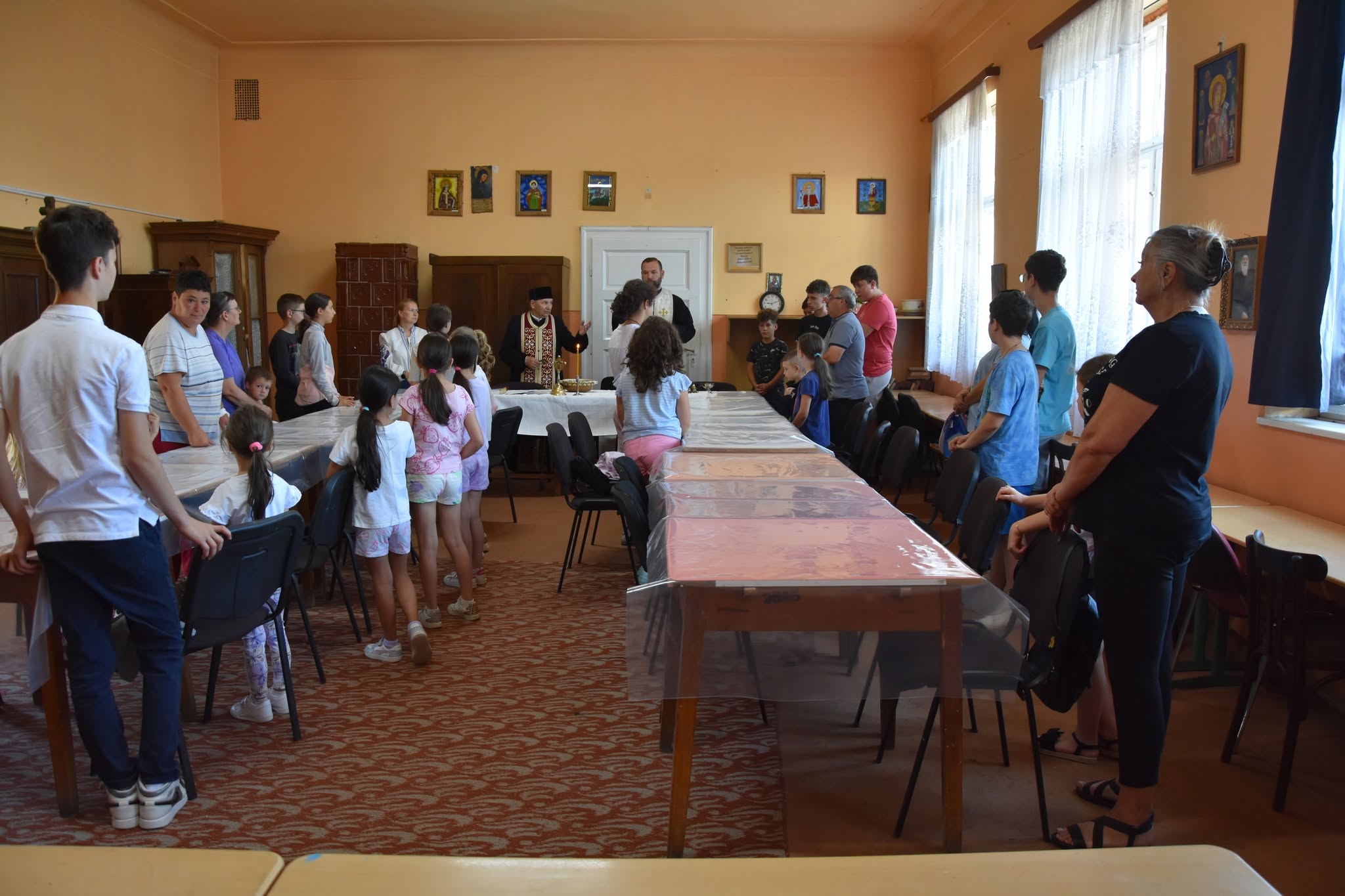 RĂŞINARI: Tabăra de vară „Meșteșugar în satul meu” şi Cercul pe pictură pe sticlă