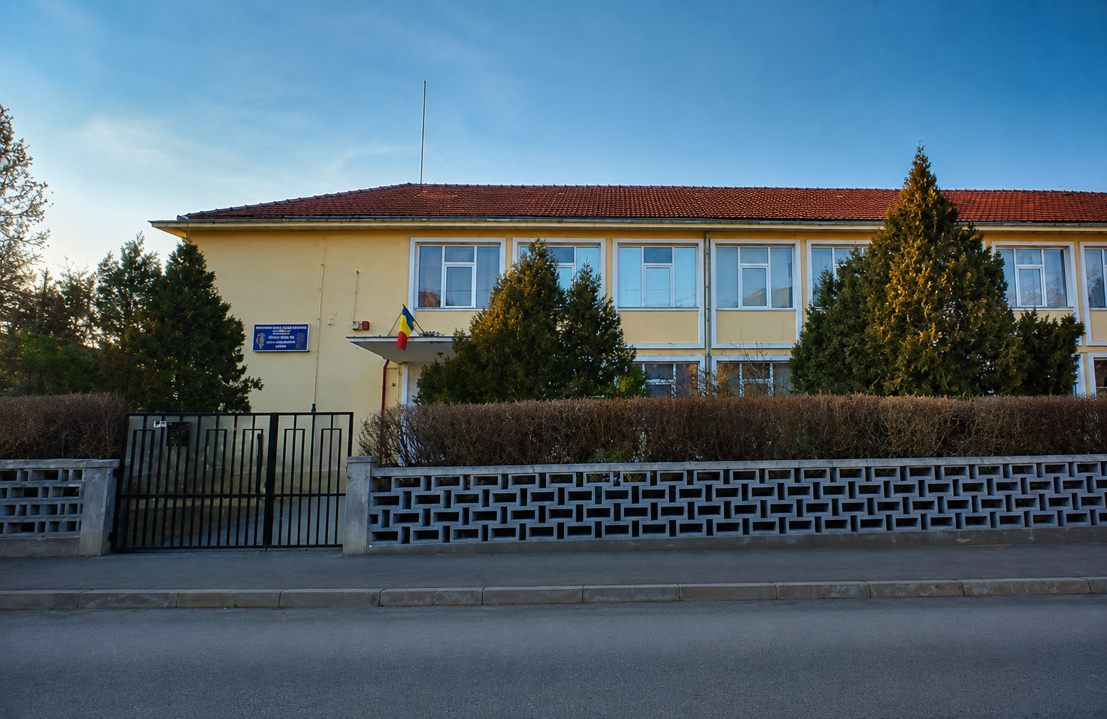 Reabilitarea celor 14 clase de la Școala „I.L. Caragiale” se prelungește până în 2027. Copiii vor învăța și în această toamnă la Stadionul Municipal sau în containere modulare