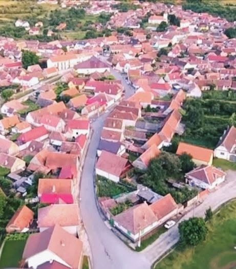 TURNU ROŞU: Strada Gării – cea mai circulată arteră din comună