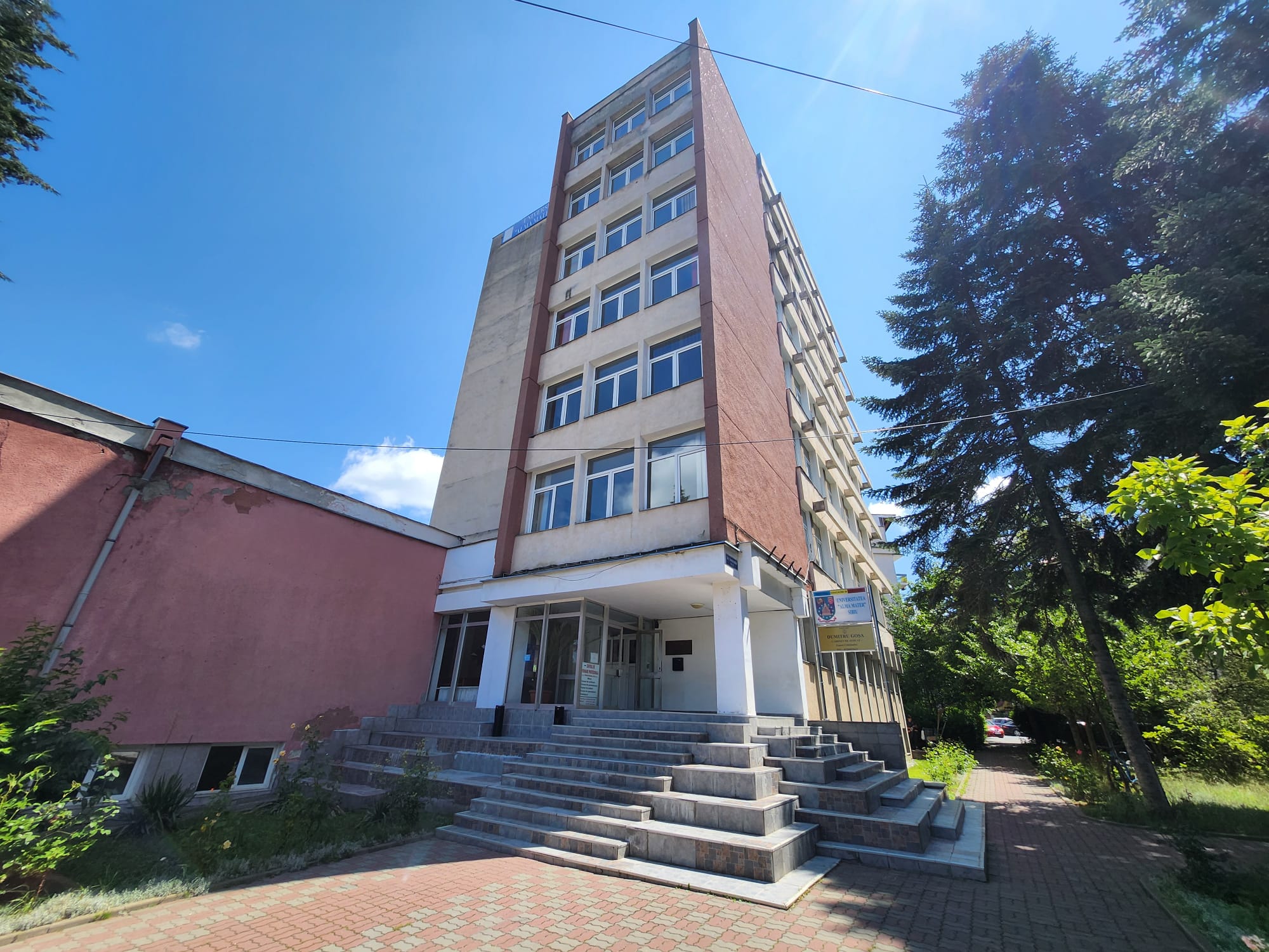Clădirea fostei universități Alma Mater din Sibiu, scoasă la vânzare. Ar putea fi transformată în hotel sau bloc de apartamente