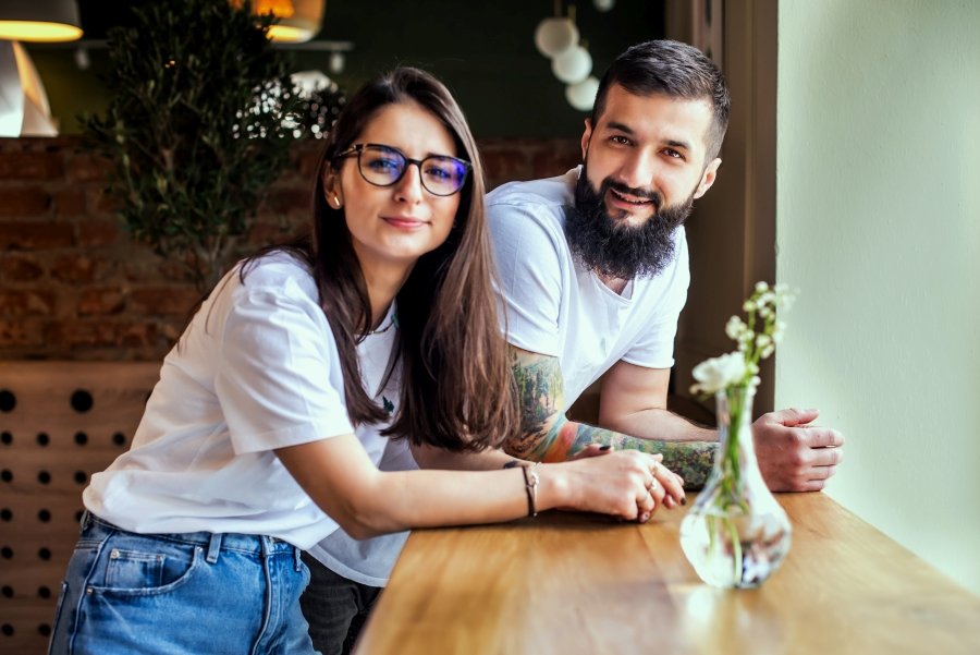 “Ouă şi Unt” în “Oraşul de jos”. Povestea a doi bucureşteni care au lăsat Capitala pentru a porni un local inedit, la Sibiu