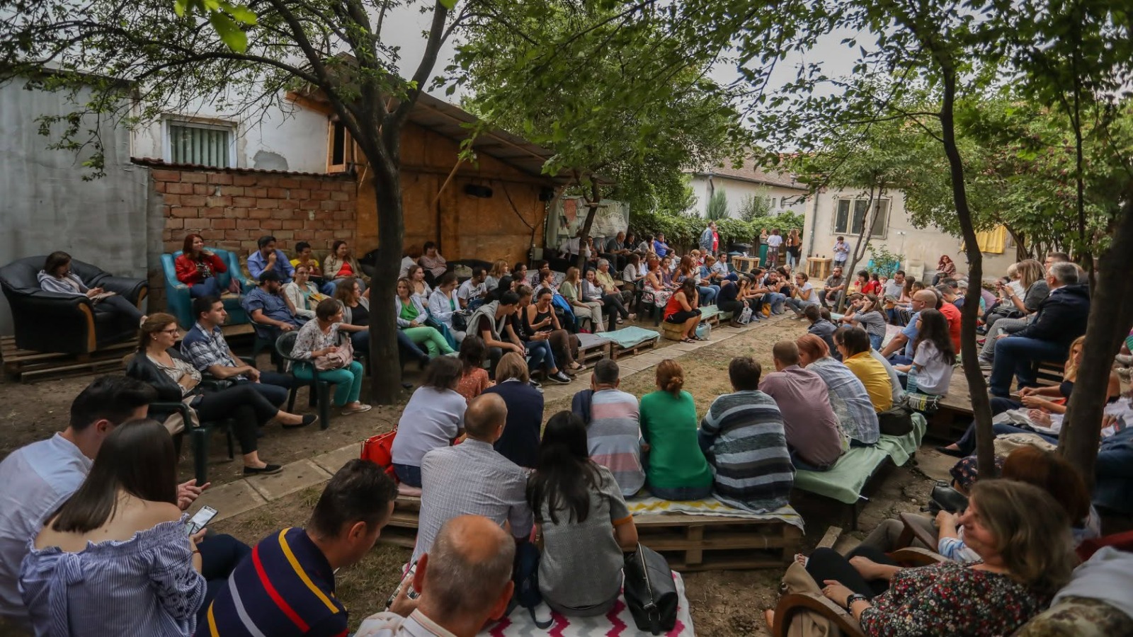 August la Grădina Bis: șase evenimente cu teatru, film și concerte în Sibiu