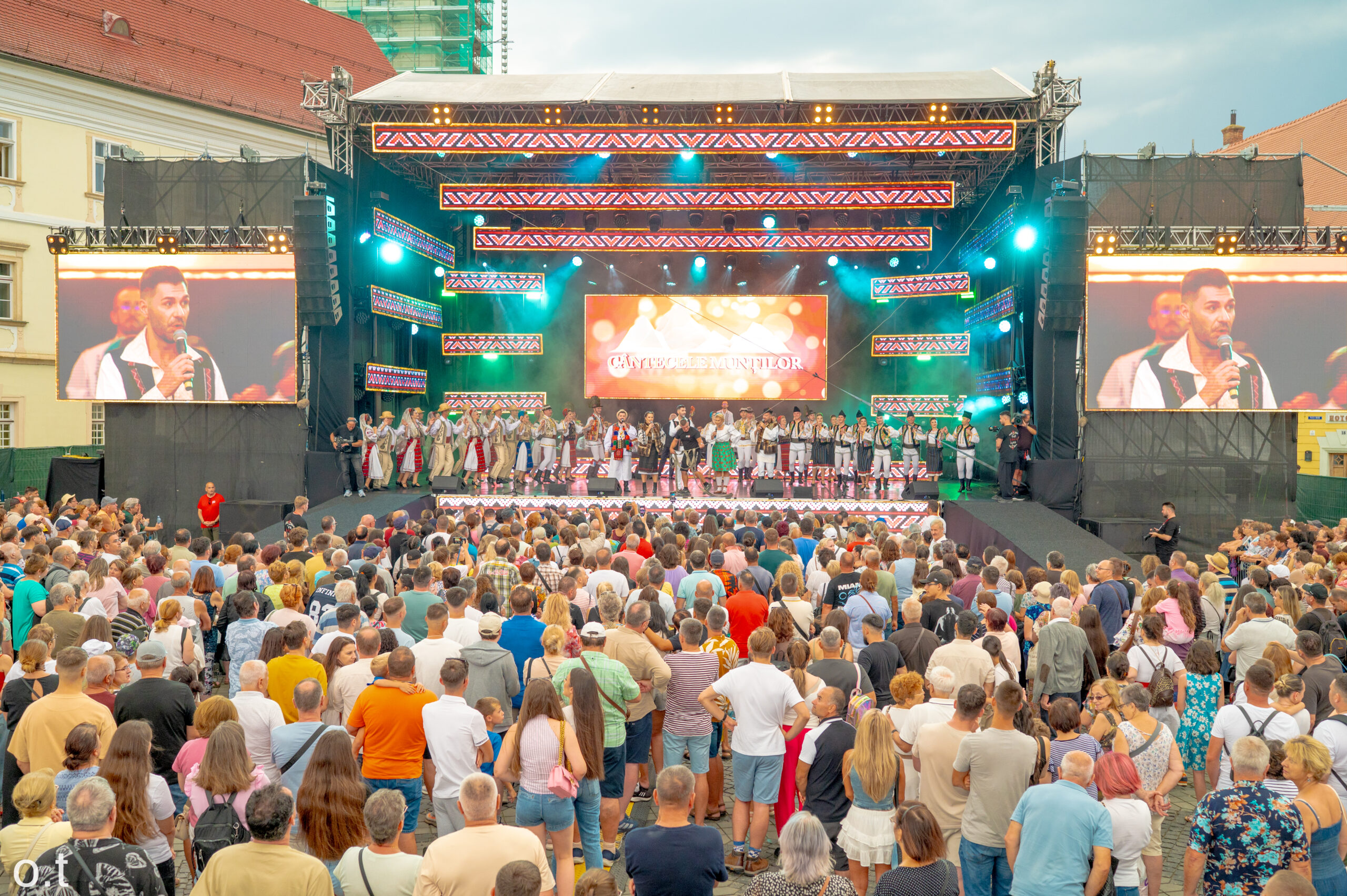 Trei seri de spectacol în Piața Mare, la Festivalul Internațional de Folclor „Cântecele Munților”