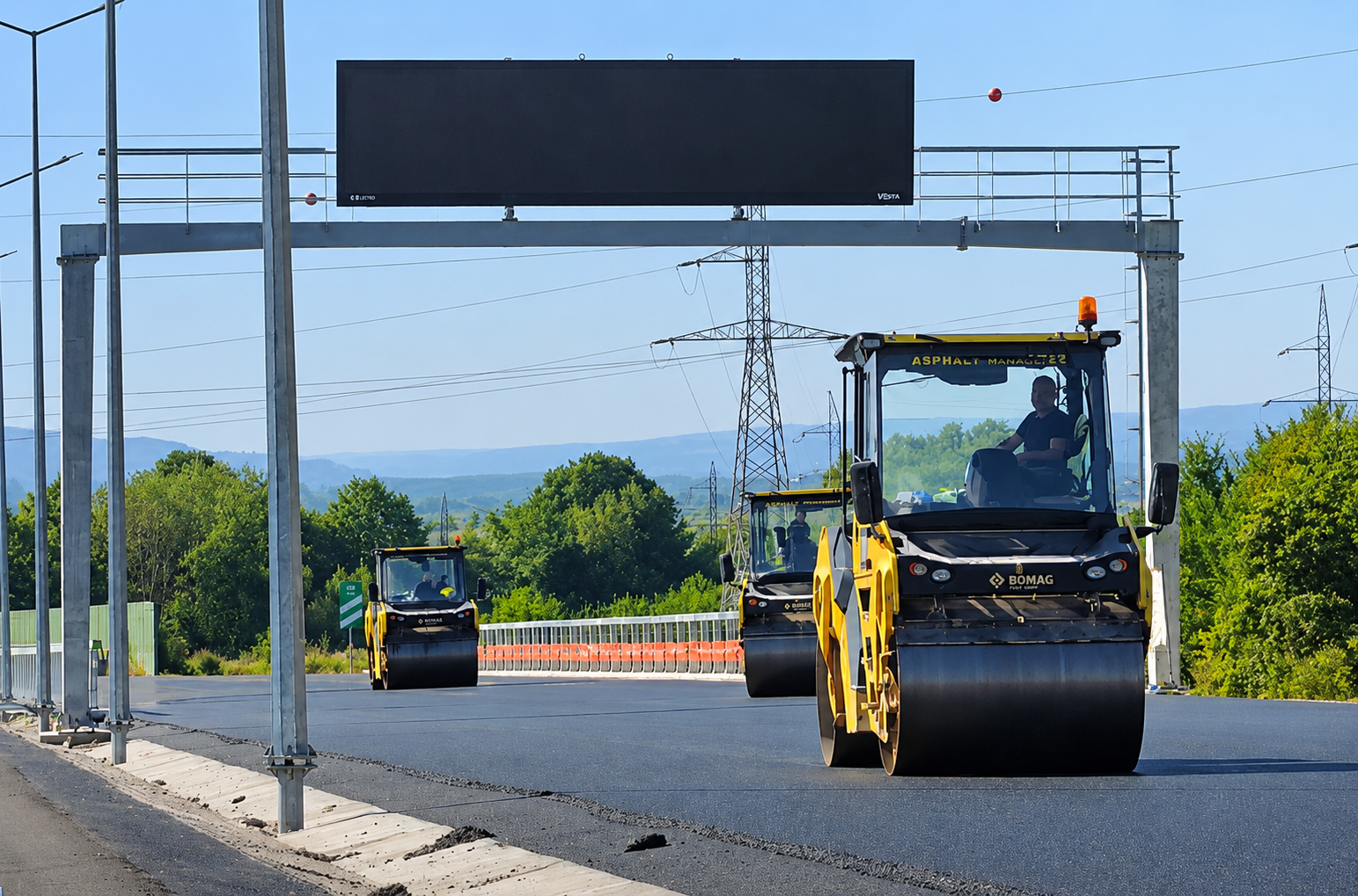 VIDEO | Ultimii metri de asfalt pe secțiunea 4 a Autostrăzii Sibiu–Pitești. Circulația ar putea fi deschisă în acest an