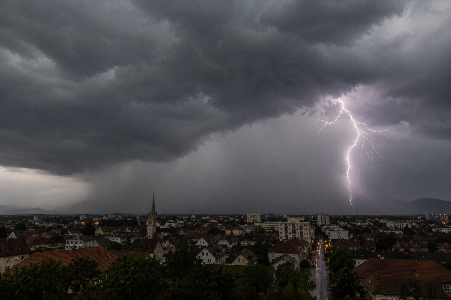 Cod portocaliu de furtuni în opt localități din județul Sibiu. A fost emis mesaj RO-Alert