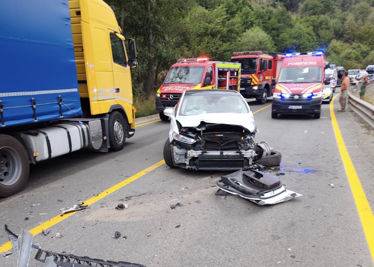 Accident rutier pe DN 7, la ieșirea din Boița. Un bărbat a avut nevoie de descarcerare