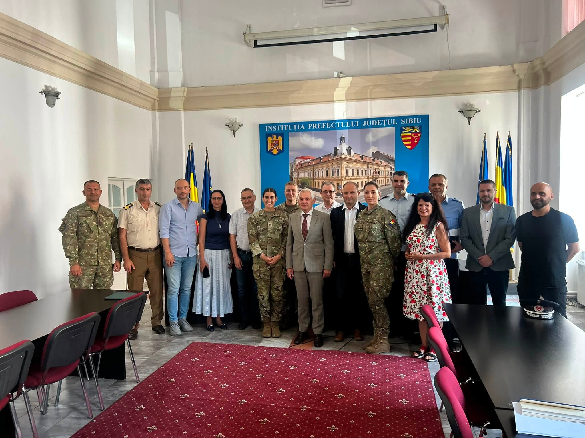Prefectul de Sibiu, întâlnire cu o echipă mixtă România-SUA. Discuții despre situații de criză, dezinformare și siguranța populației