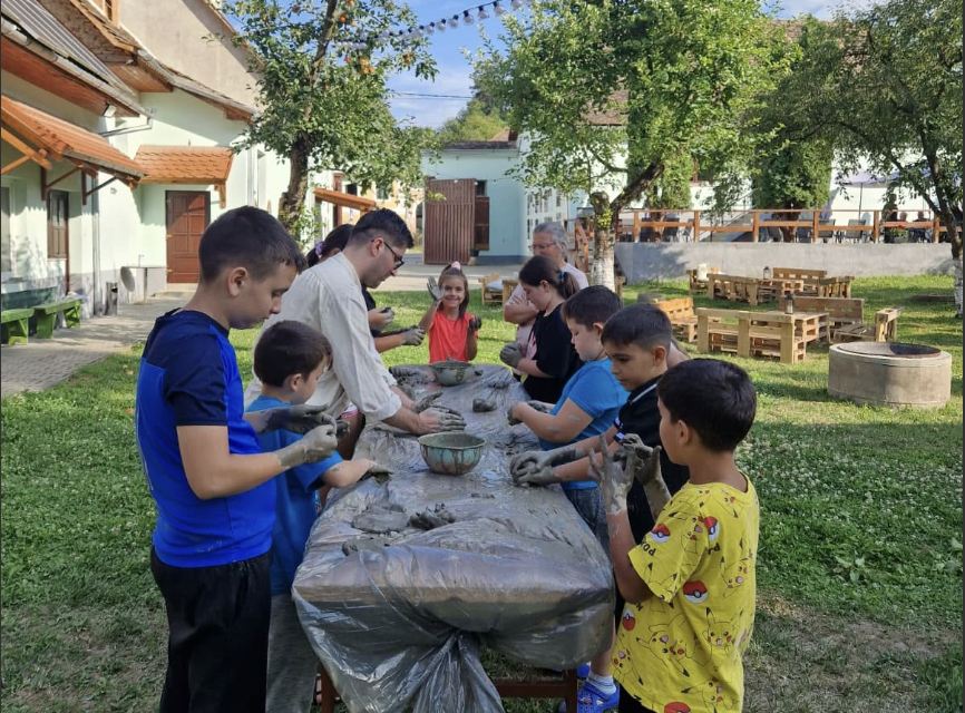 Peregrinii Richișului: Copiii care redescoperă „misterul satului” și îi duc mai departe povestea