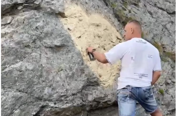 Reapar „declarațiile de dragoste” în zona Bâlea. Turist filmat desenând cu spray o inimă pe o stâncă