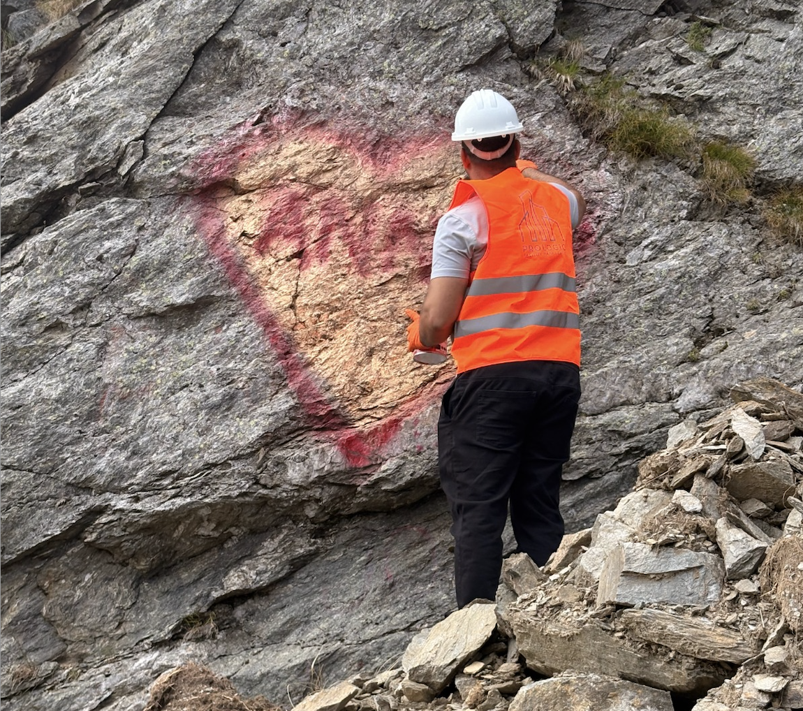 Stâncile vandalizate de pe Transfăgărășan, curățate. 11 desene și inscripții, unele vechi de nouă ani, au fost îndepărtate