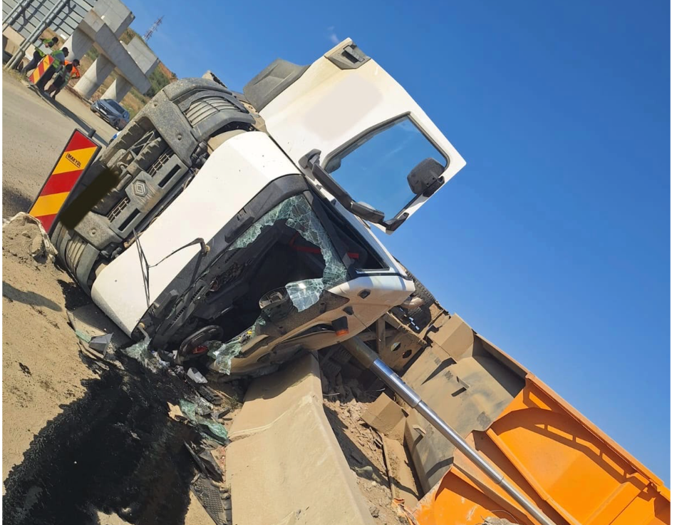 Autocamion încărcat cu pământ, răsturnat pe DN 7, la Boița. Șoferul a fost rănit, traficul este îngreunat