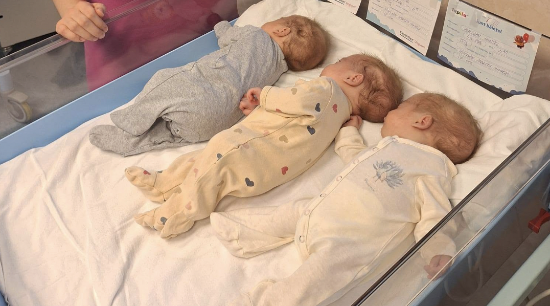 „Toată mânuța lui era cât unghia mea”. Povestea emoționantă a tripleților născuți la Sibiu