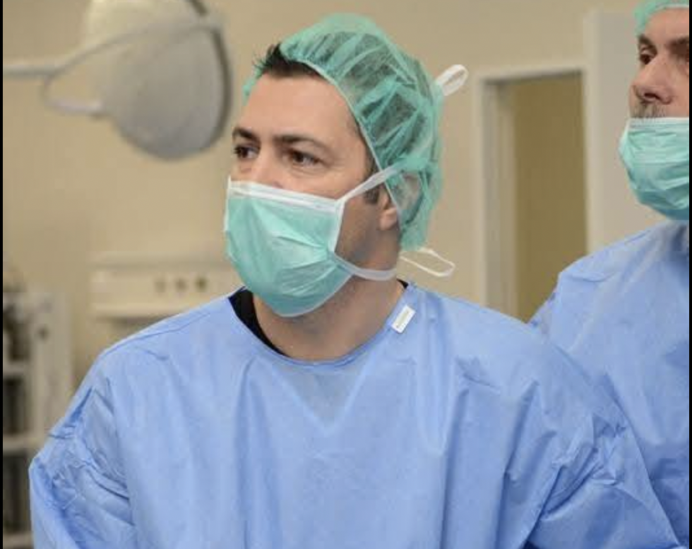Mii de ore în sala de operație și vieți salvate. Povestea chirurgului Ciprian Tănăsescu