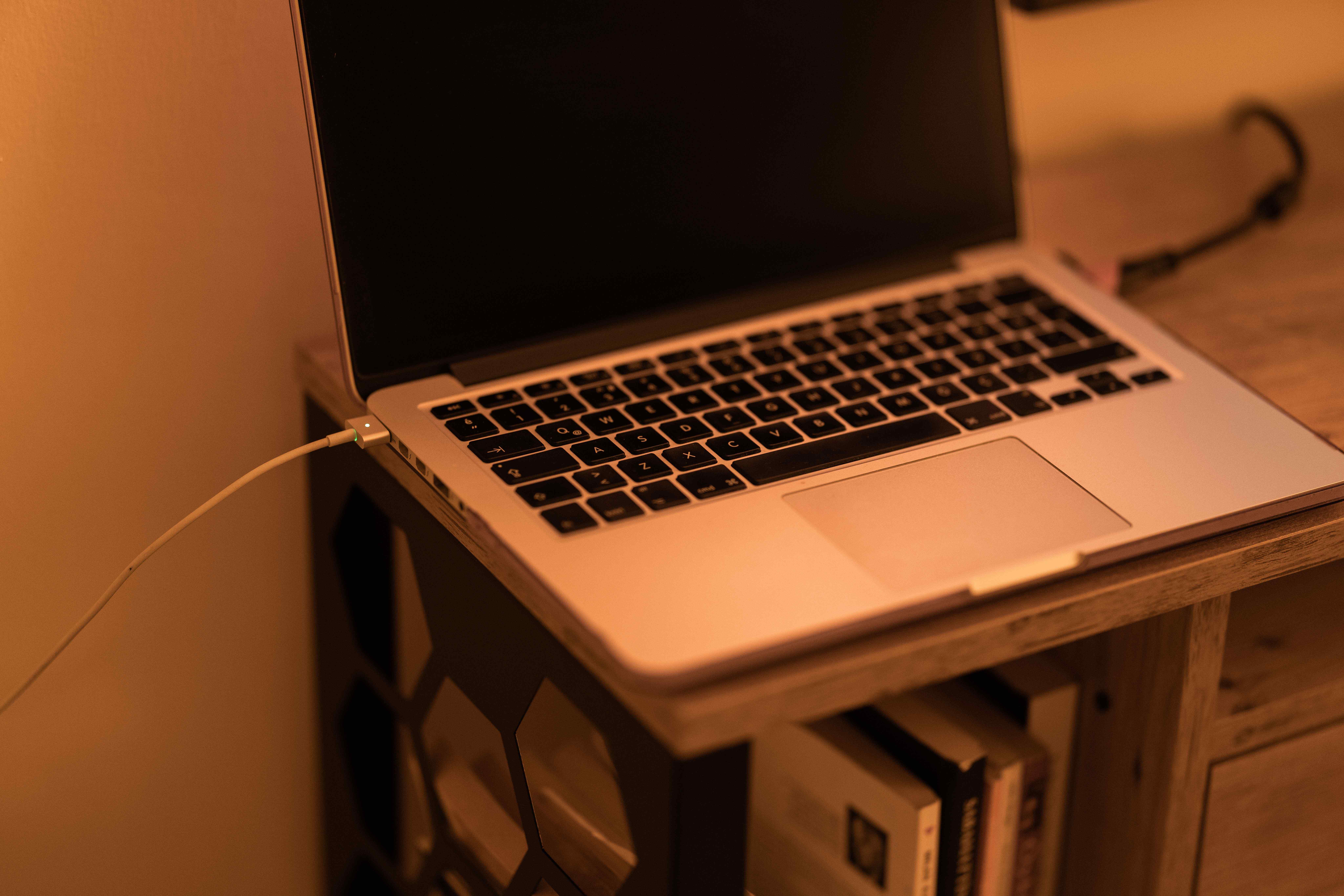 Un alimentator de laptop fierbinte nu înseamnă automat un pericol: trei semne care schimbă verdictul