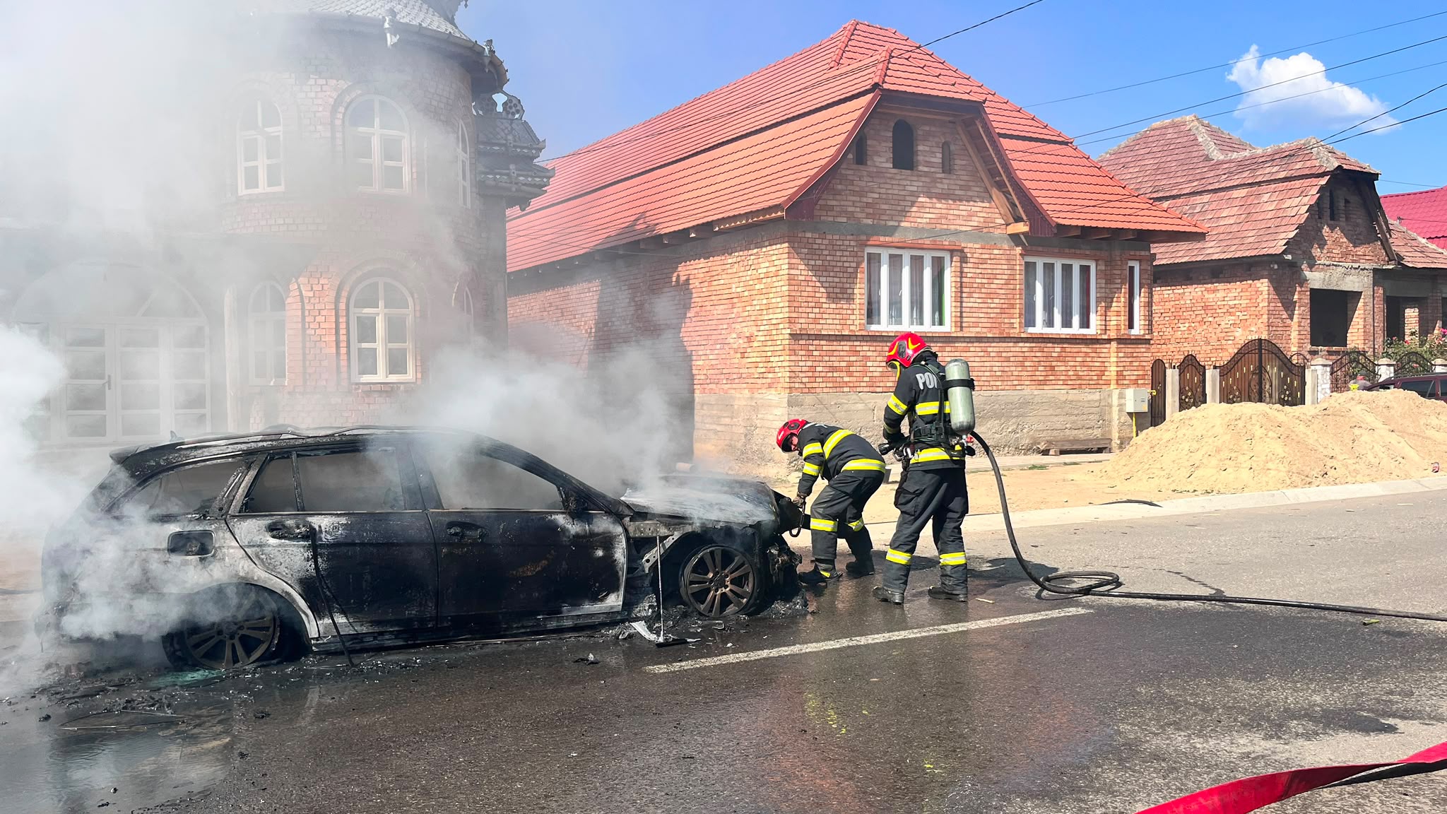 Autoturism distrus de flăcări la Brateiu. Incendiul ar fi pornit de la un scurtcircuit