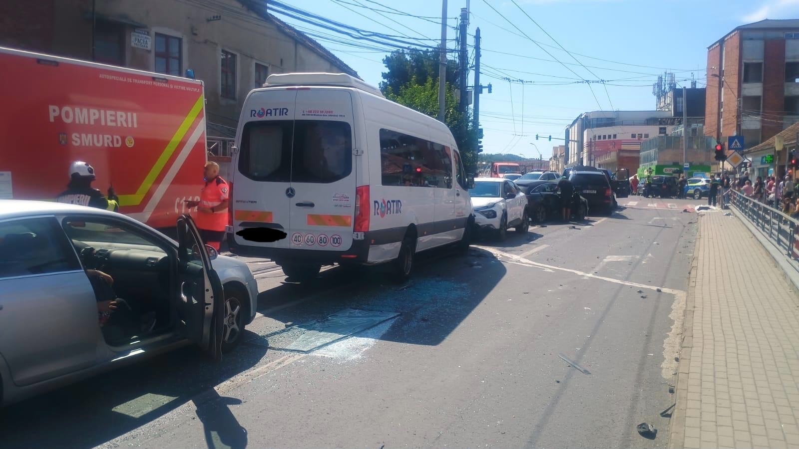 Șoferul autobuzului implicat în accidentul din Mediaș, alcoolemie de 1,26 mg/l. A lovit 12 mașini. Patru persoane au ajuns la spital