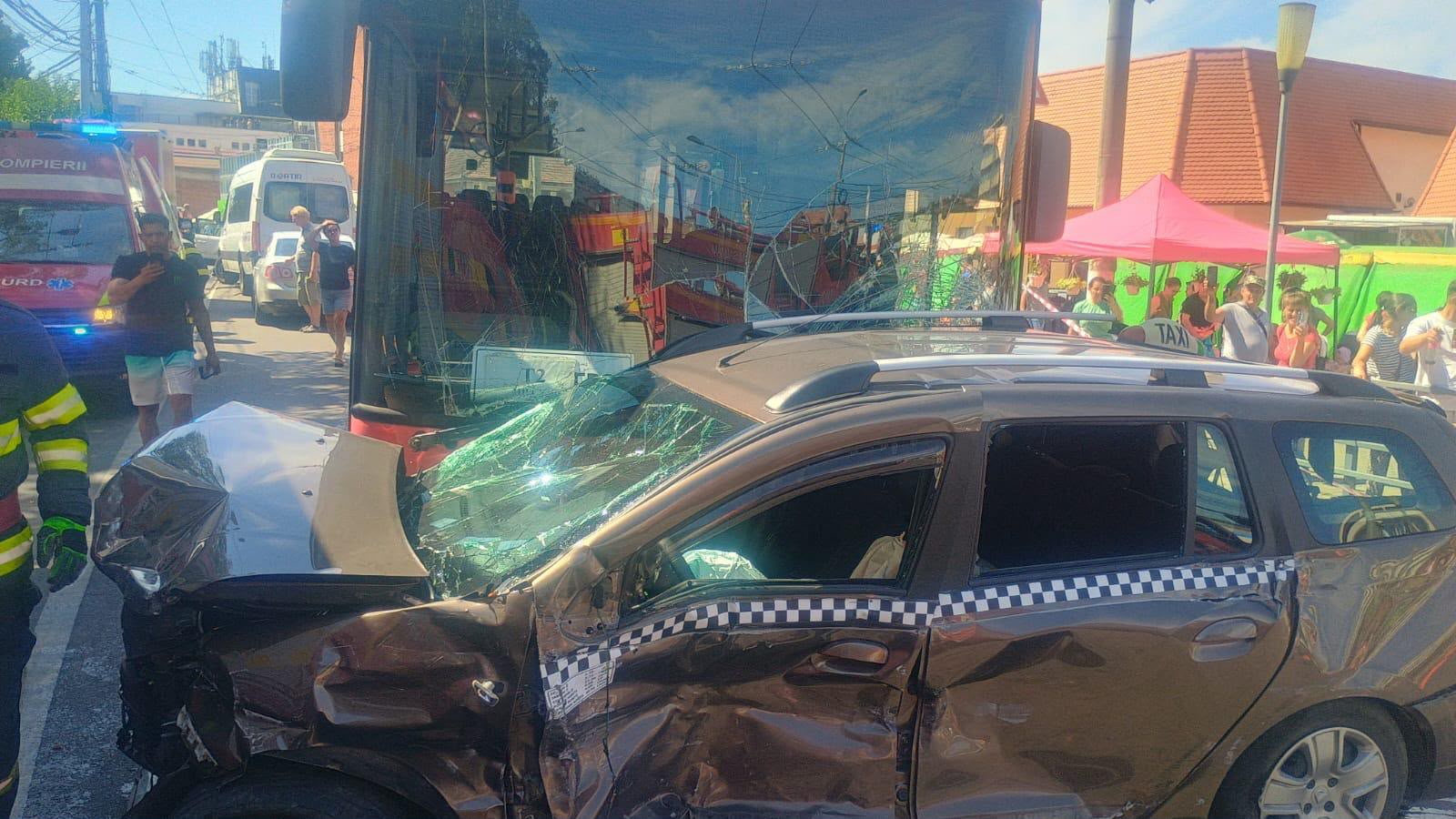 Plan Roșu de intervenție la Mediaș, după un accident cu un mijloc de transport în comun și mai multe mașini. Șase persoane, evaluate medical