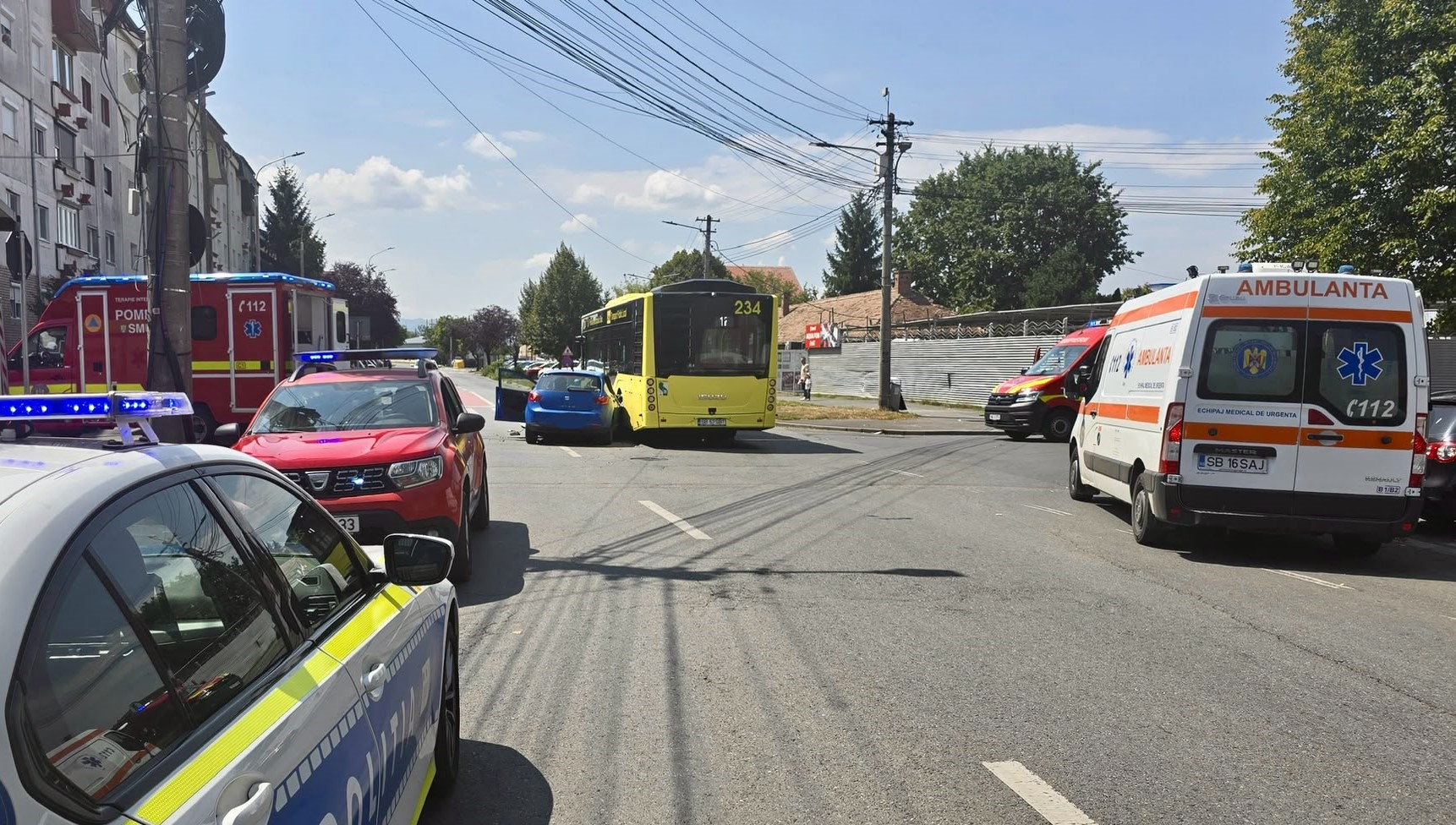 Patru persoane au ajuns la spital după un accident la intersecția străzilor Ștrandului și Vasile Cârlova din Sibiu