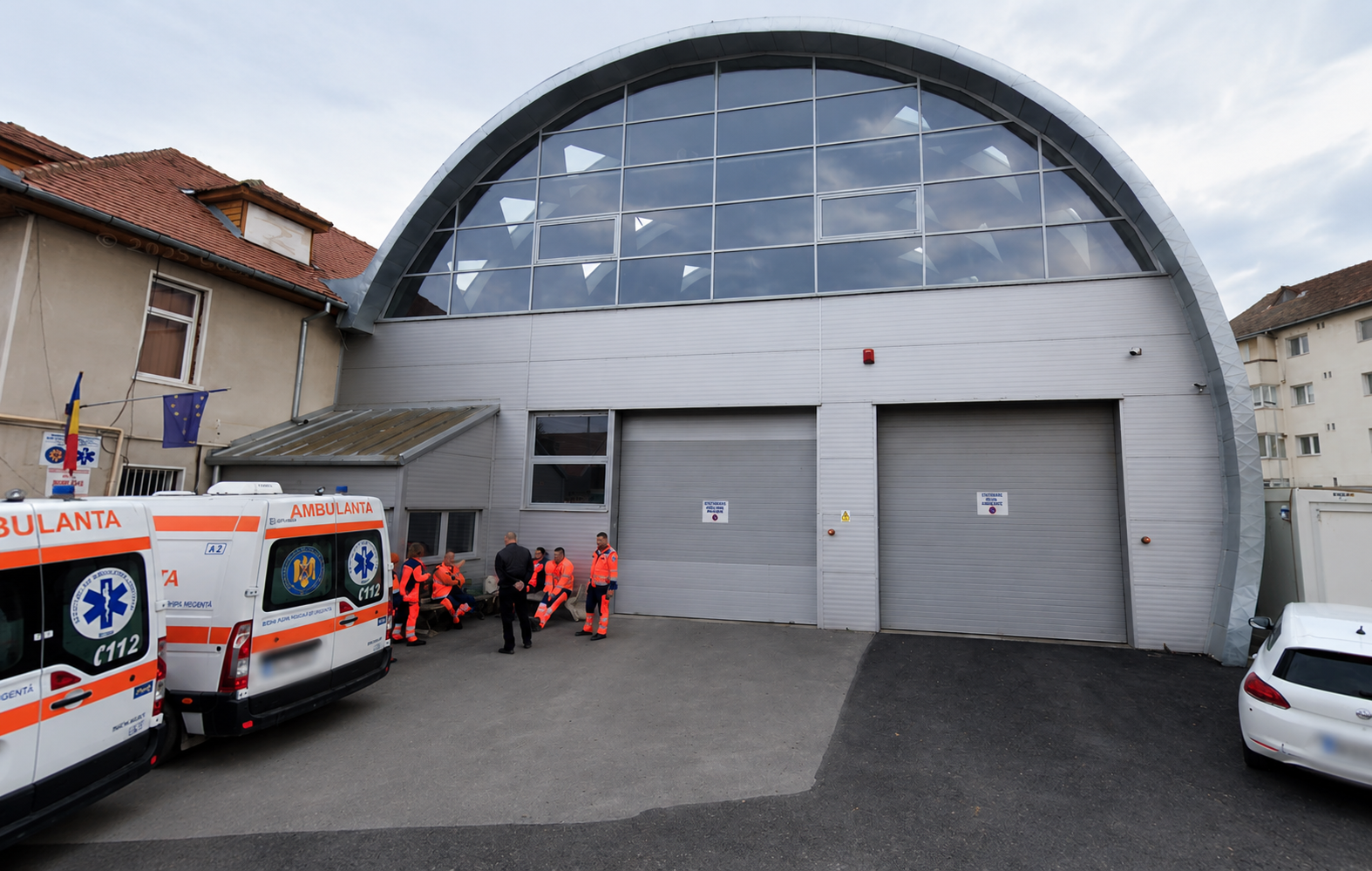 Ambulanța Sibiu pierde terenul de 118 mp de pe strada Constituției. În schimb, primește opt locuri de parcare