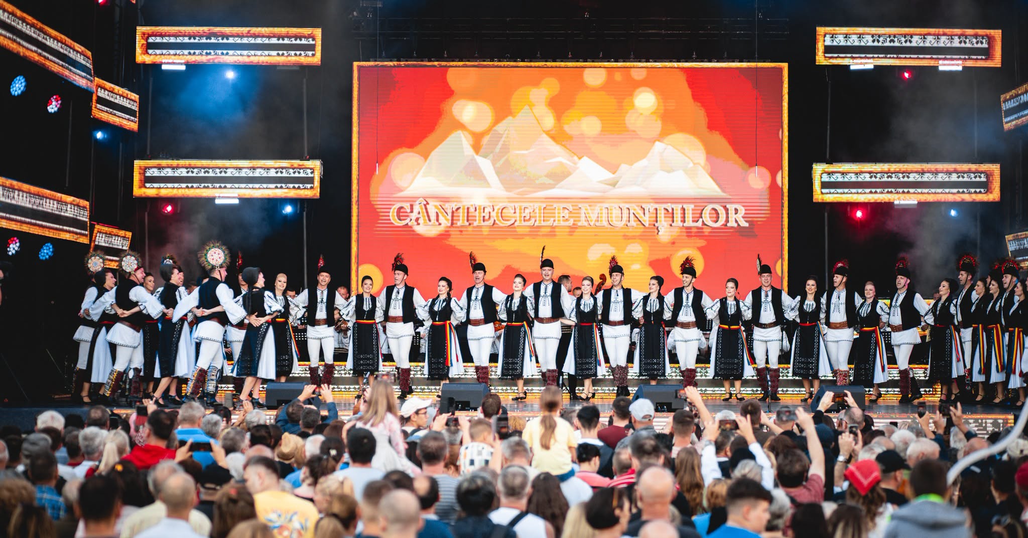 „Cântecele Munților” transformă din nou Sibiul în capitala folclorului. Trei zile de spectacole, parade și invitați de renume în Piața Mare