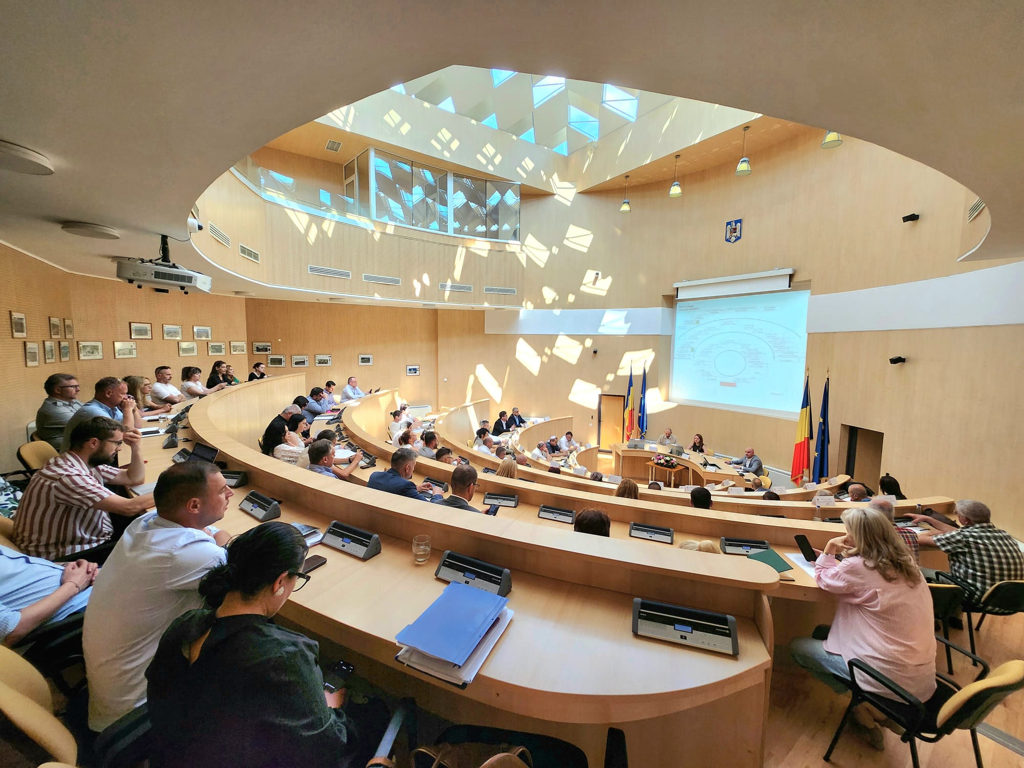 Sprijin mai mare pentru elevii care fac naveta la școală: CJ Sibiu propune majorarea sumei pentru anul școlar 2026–2027